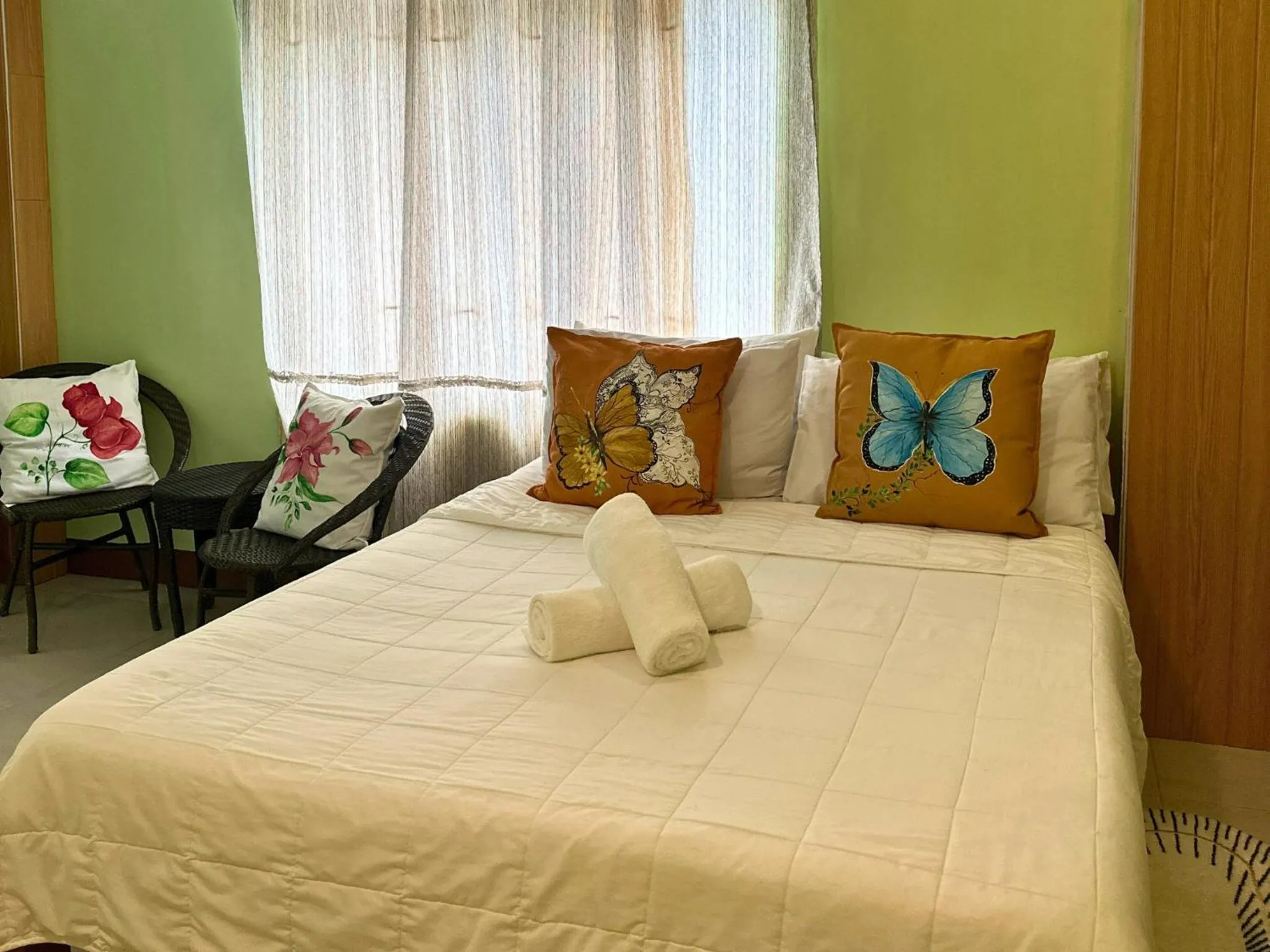 Bed in Niu Ohana East Bay Apartments