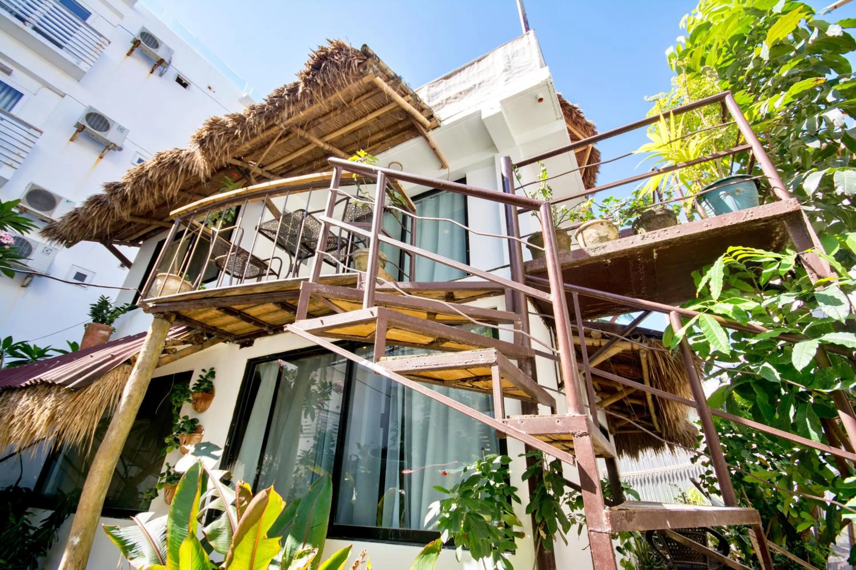 Property building in Niu Ohana East Bay Apartments