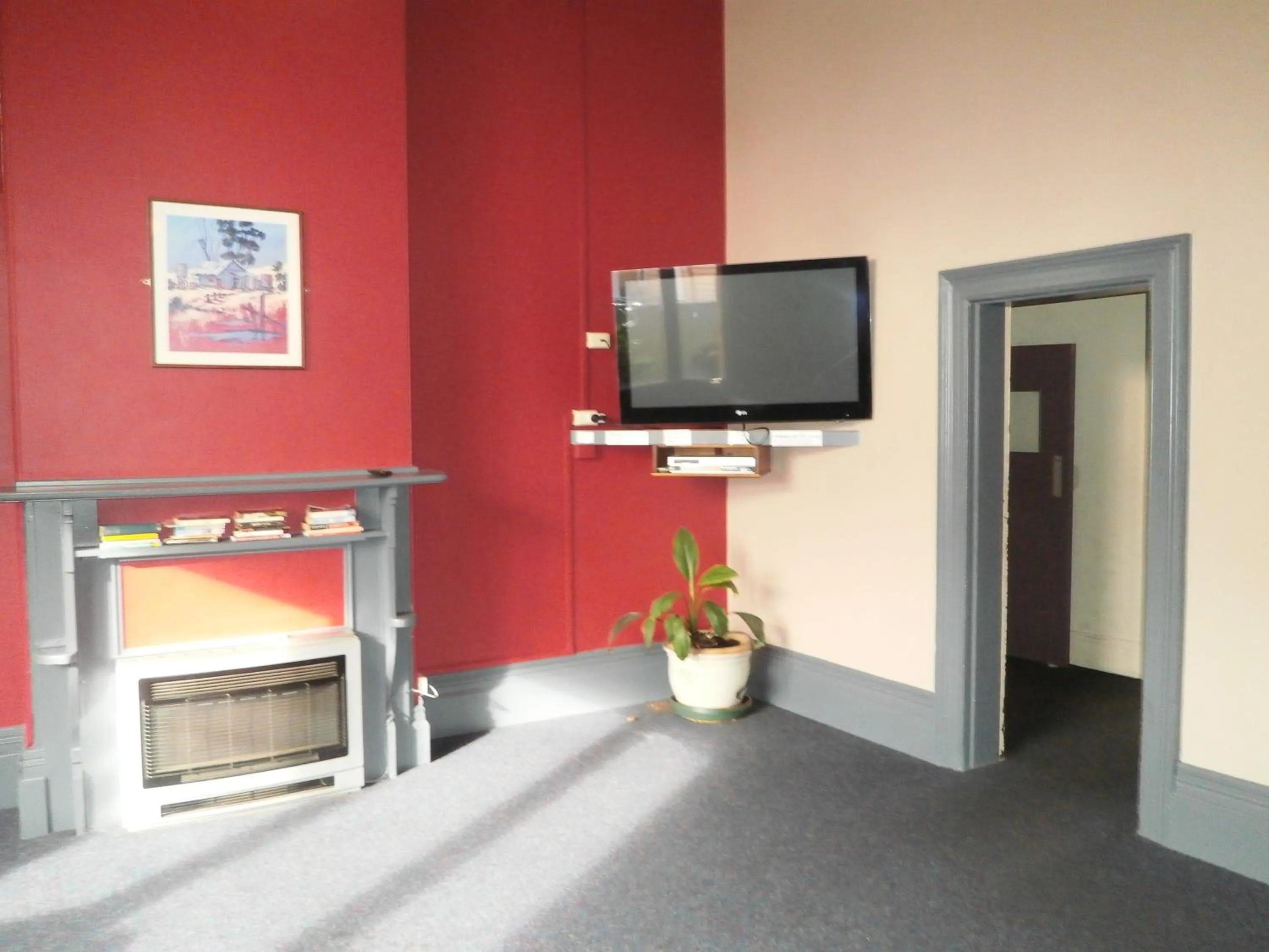 Communal lounge/ TV room in Launceston Backpackers