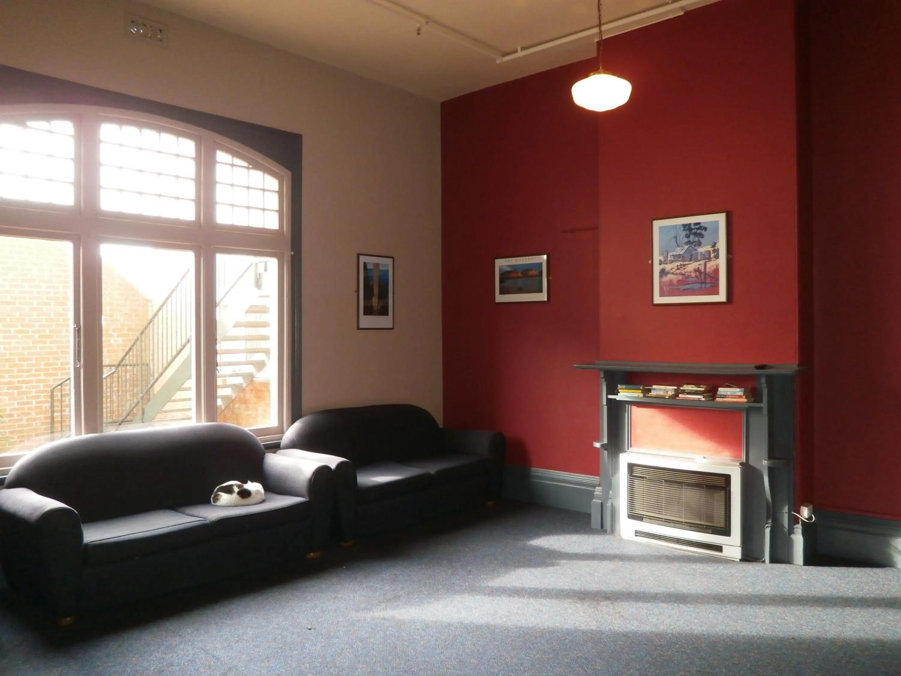 Communal lounge/ TV room in Launceston Backpackers