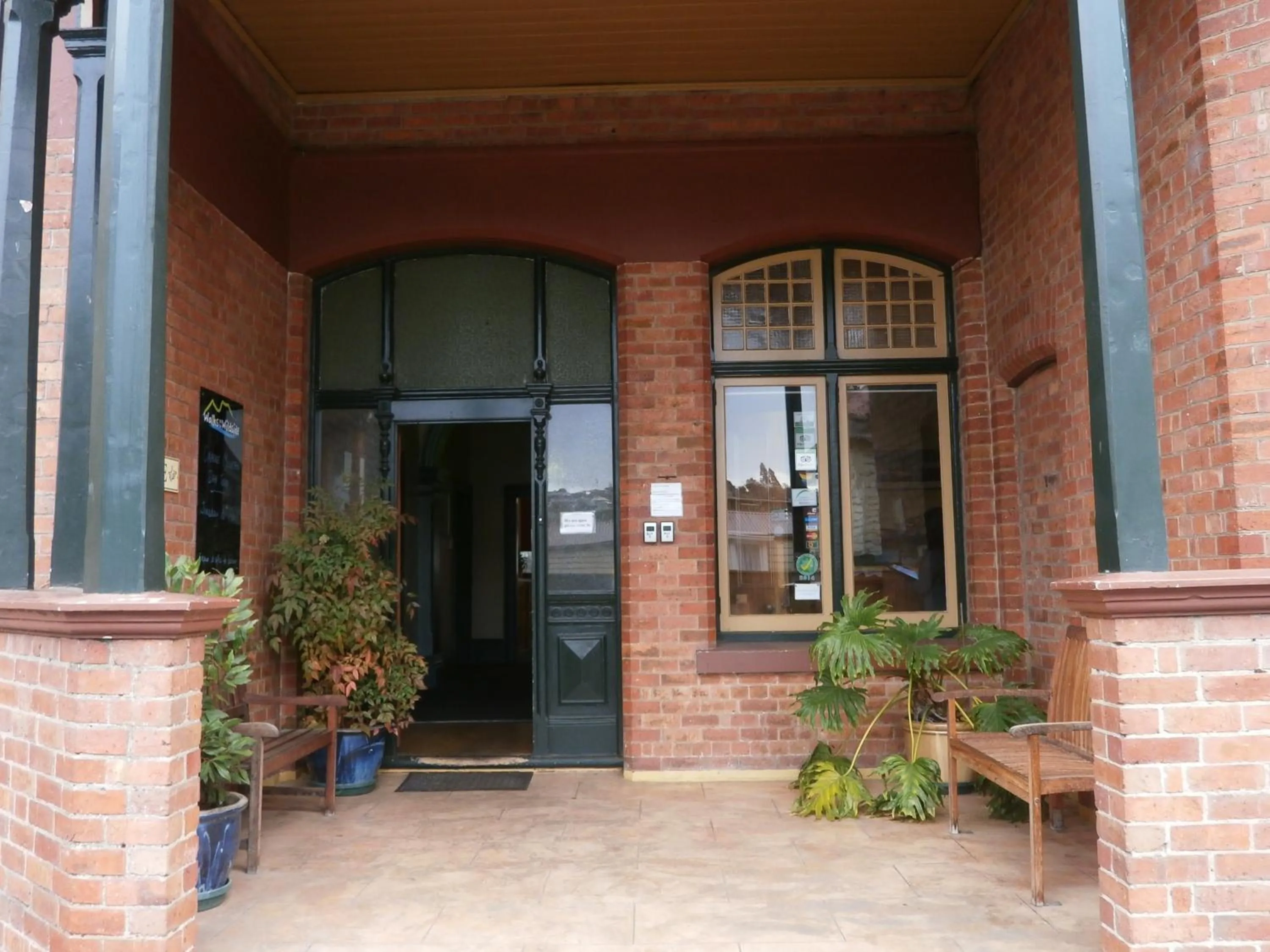 Facade/entrance in Launceston Backpackers