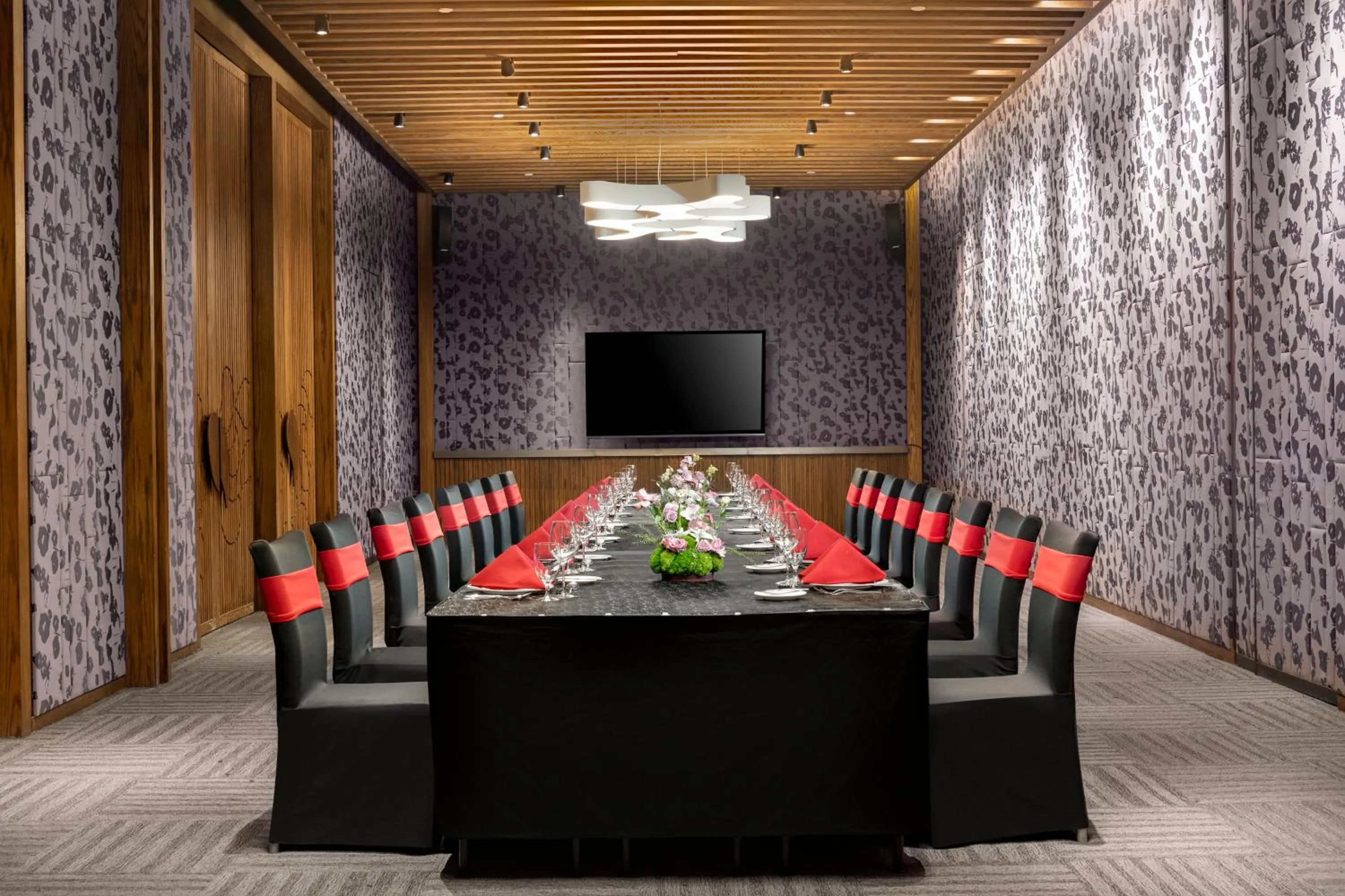 Meeting/conference room in Hotel Indigo Lijiang Ancient Town by IHG