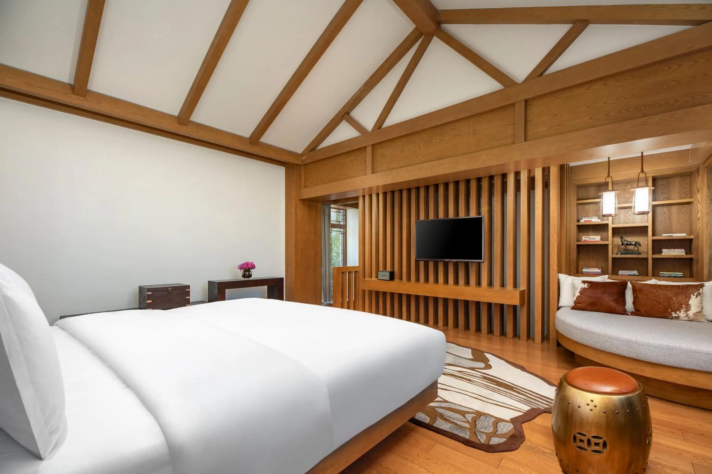 Photo of the whole room, Bed in Hotel Indigo Lijiang Ancient Town by IHG