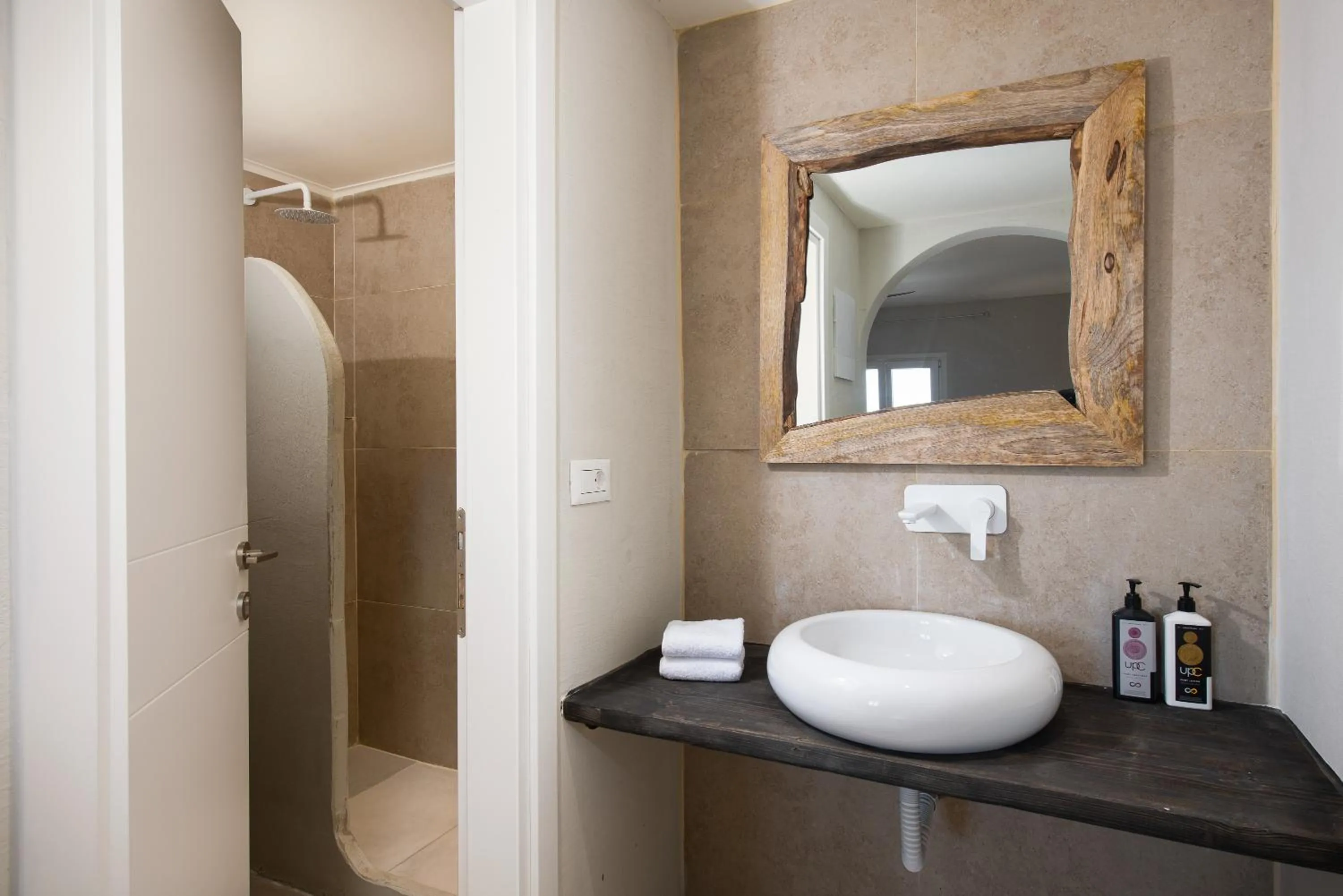 Shower in The Noverian Bios Santorini