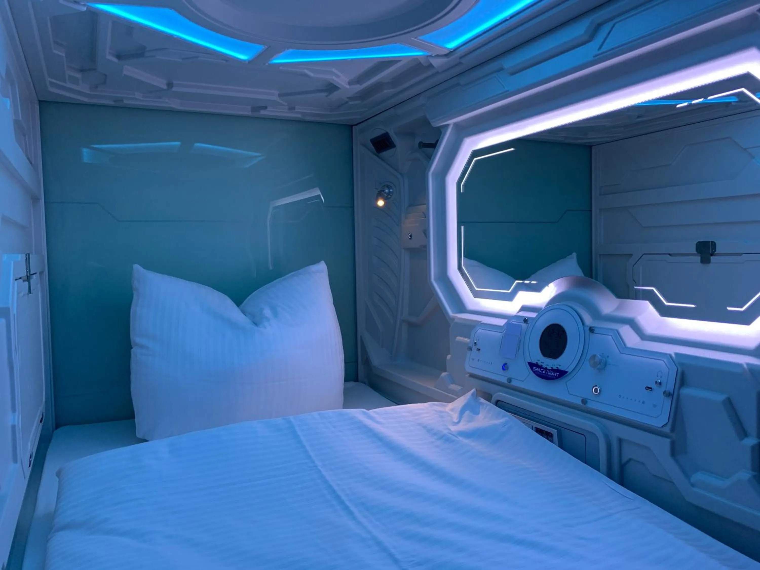 Photo of the whole room, Bed in Space Night Capsule Hostel