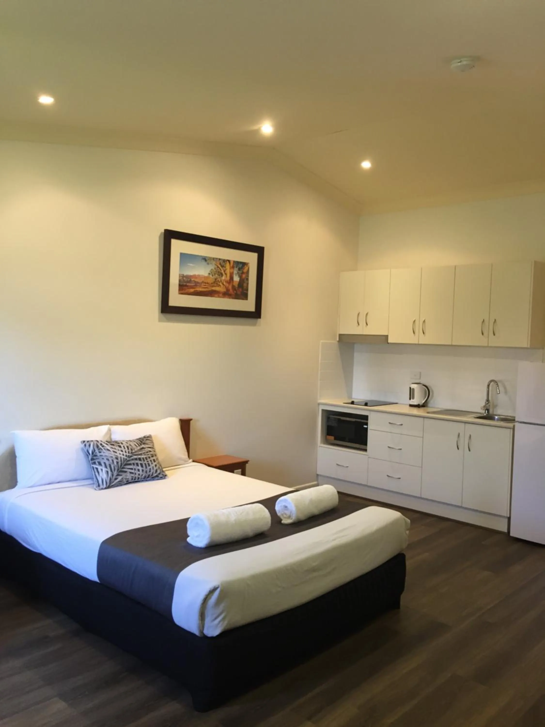 Bed in Emerald Explorers Inn