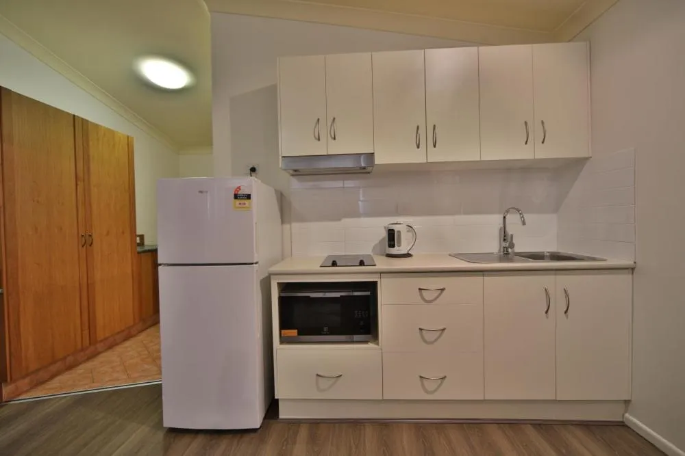 Kitchen or kitchenette in Emerald Explorers Inn