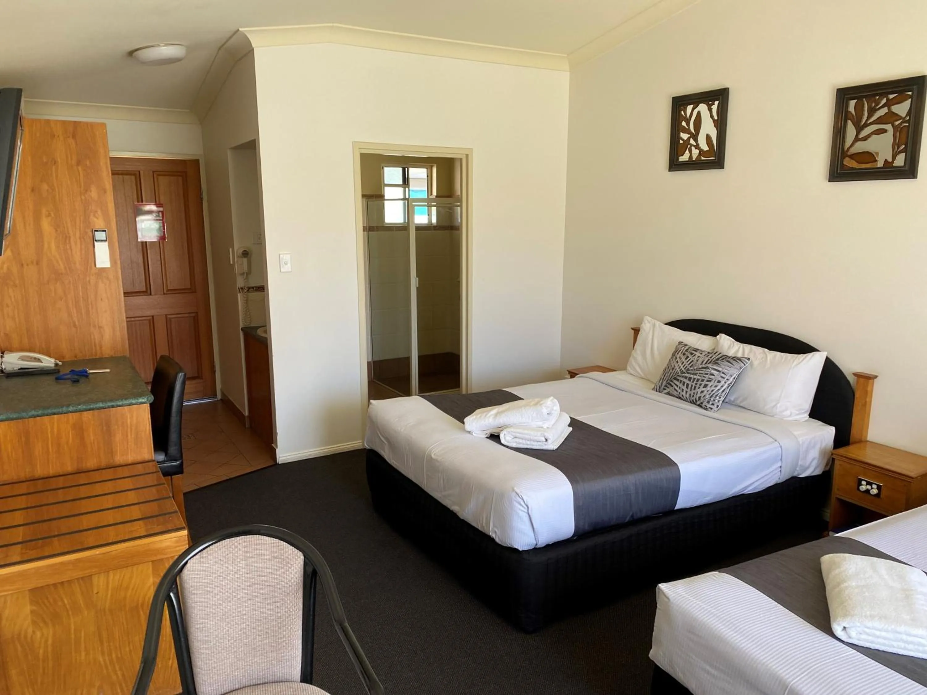 Bedroom, Bed in Emerald Explorers Inn