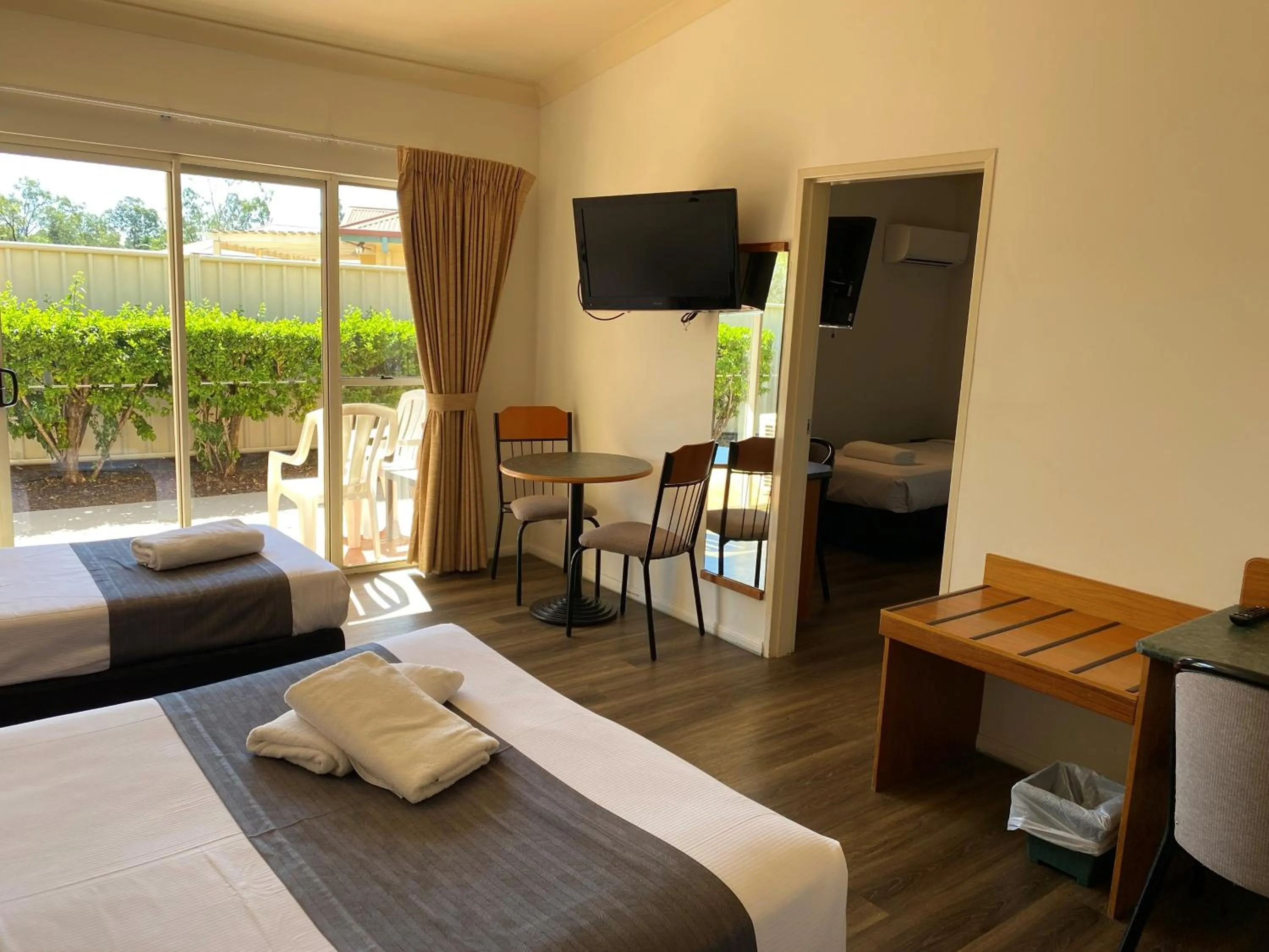 Bedroom, Bed in Emerald Explorers Inn