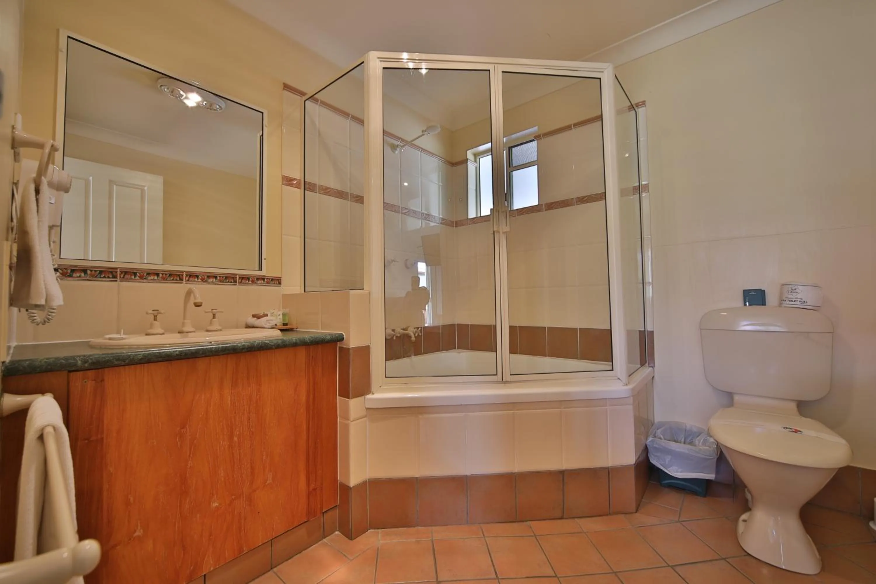 Bathroom in Emerald Explorers Inn