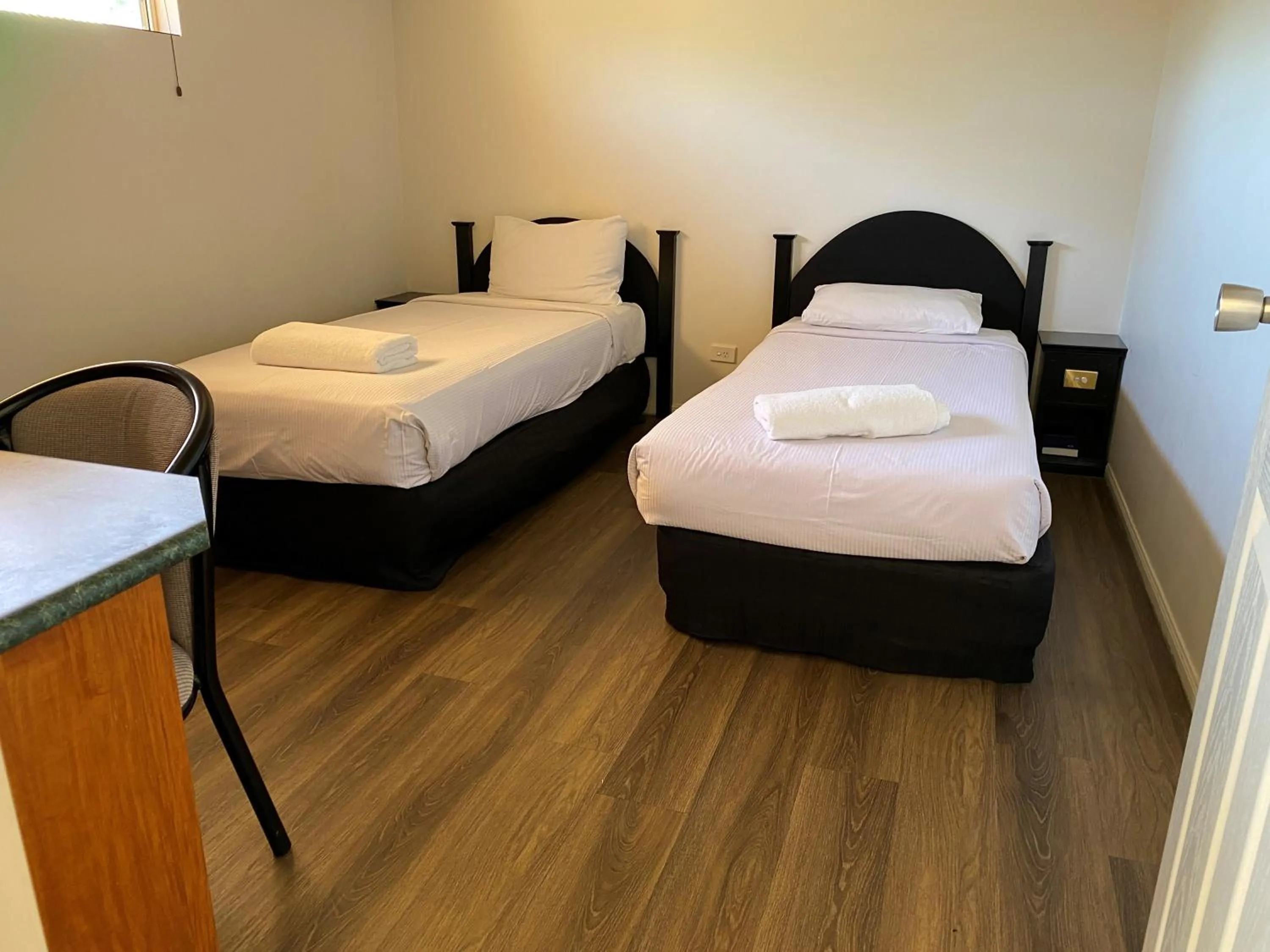 Bedroom, Bed in Emerald Explorers Inn