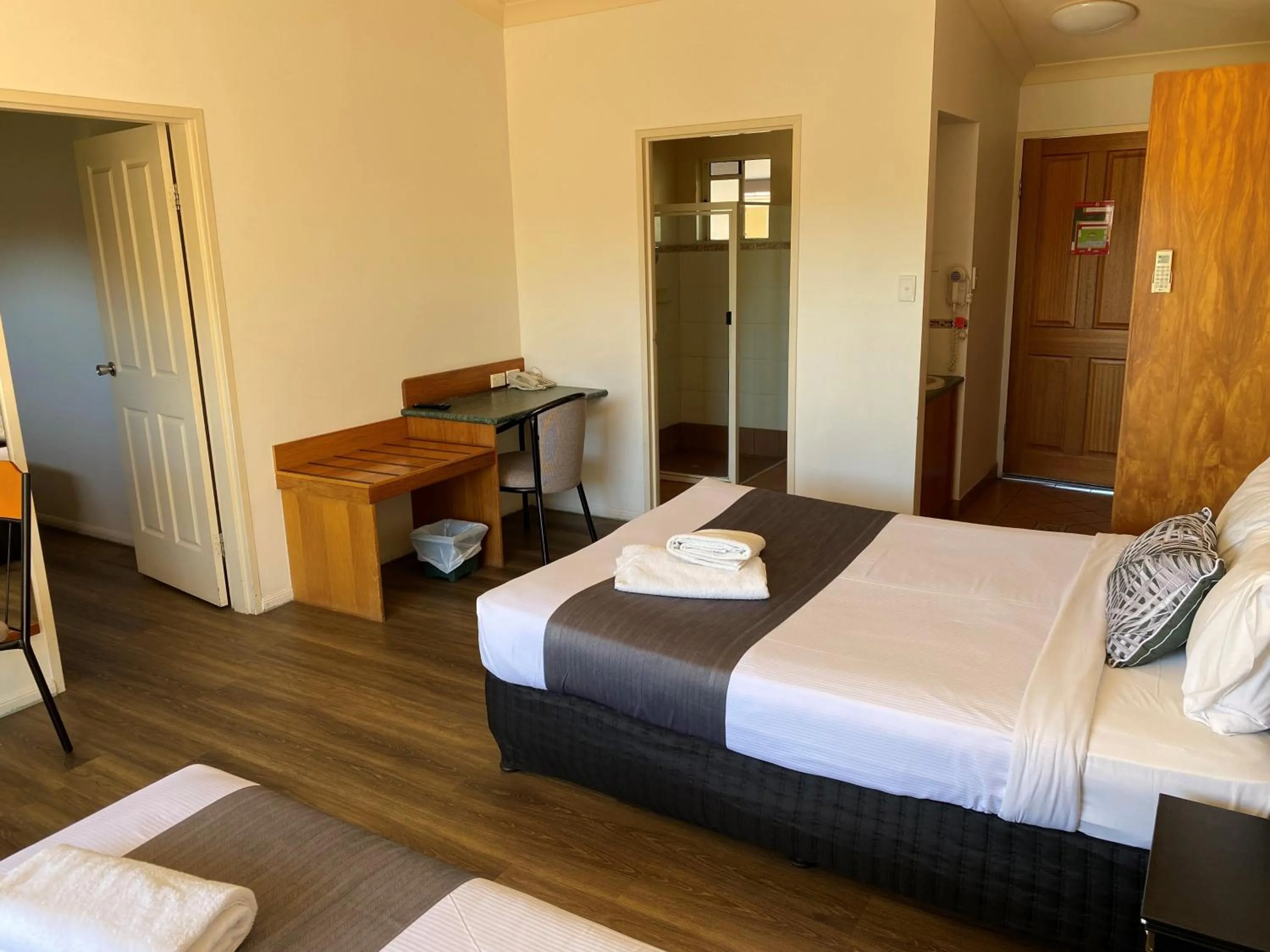 Bedroom, Bed in Emerald Explorers Inn