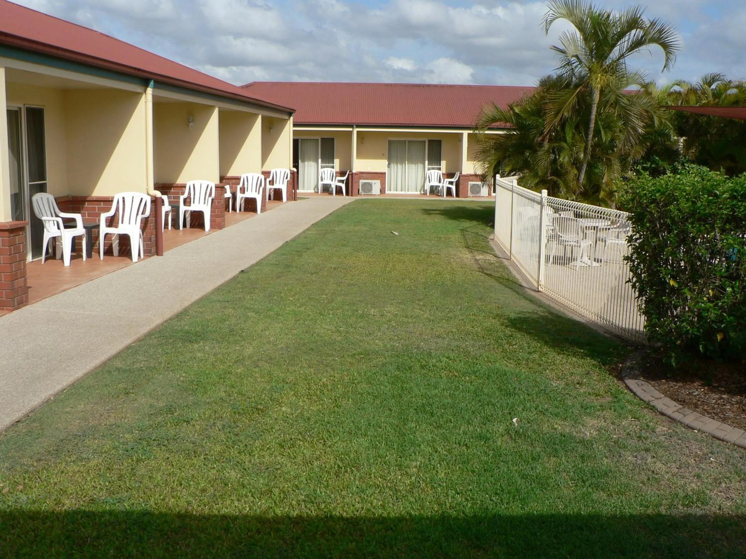 Facade/entrance in Emerald Explorers Inn