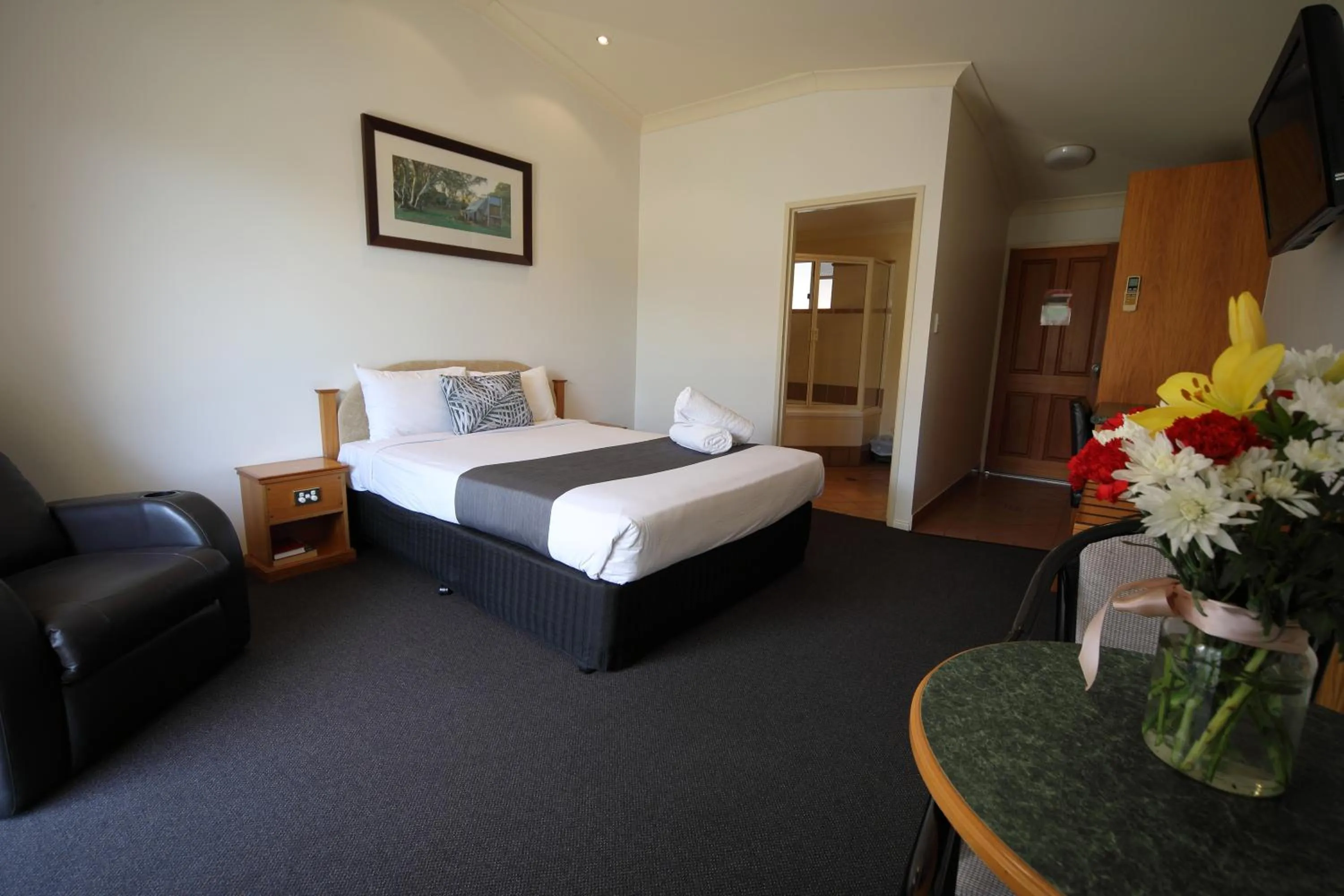 Bed in Emerald Explorers Inn