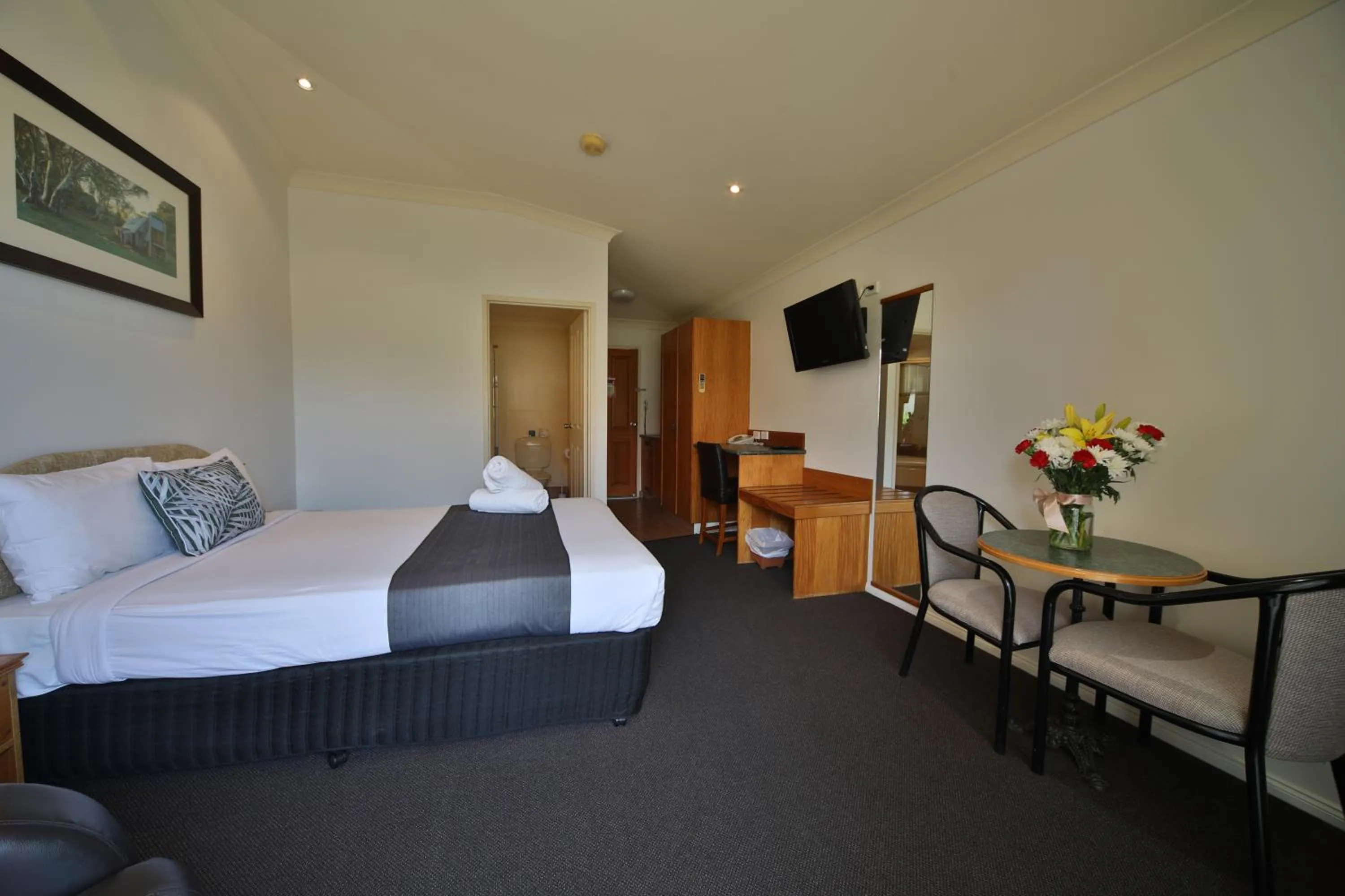 Photo of the whole room, Bed in Emerald Explorers Inn