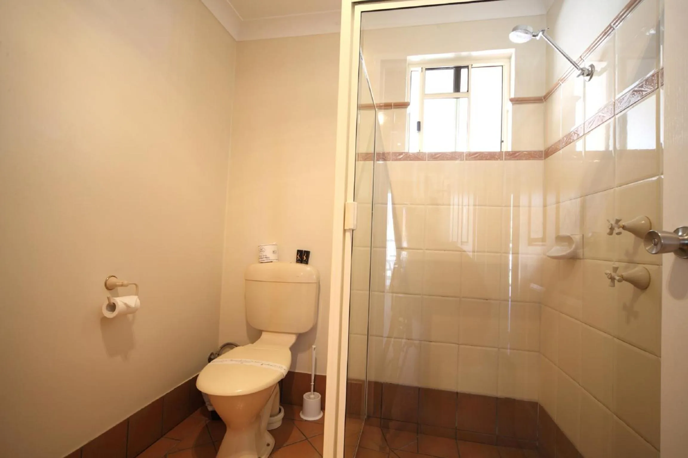 Bathroom in Emerald Explorers Inn