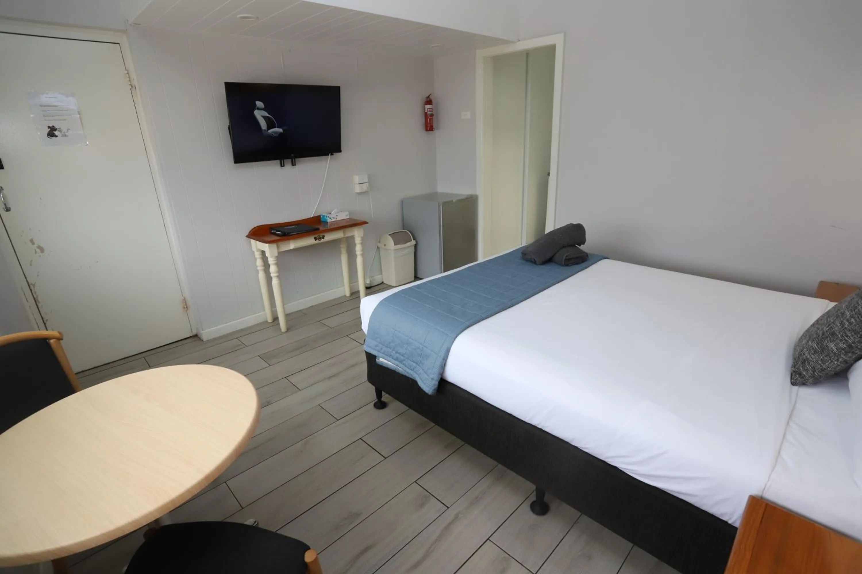 Photo of the whole room, Bed in Sleepy Hill Motor Inn