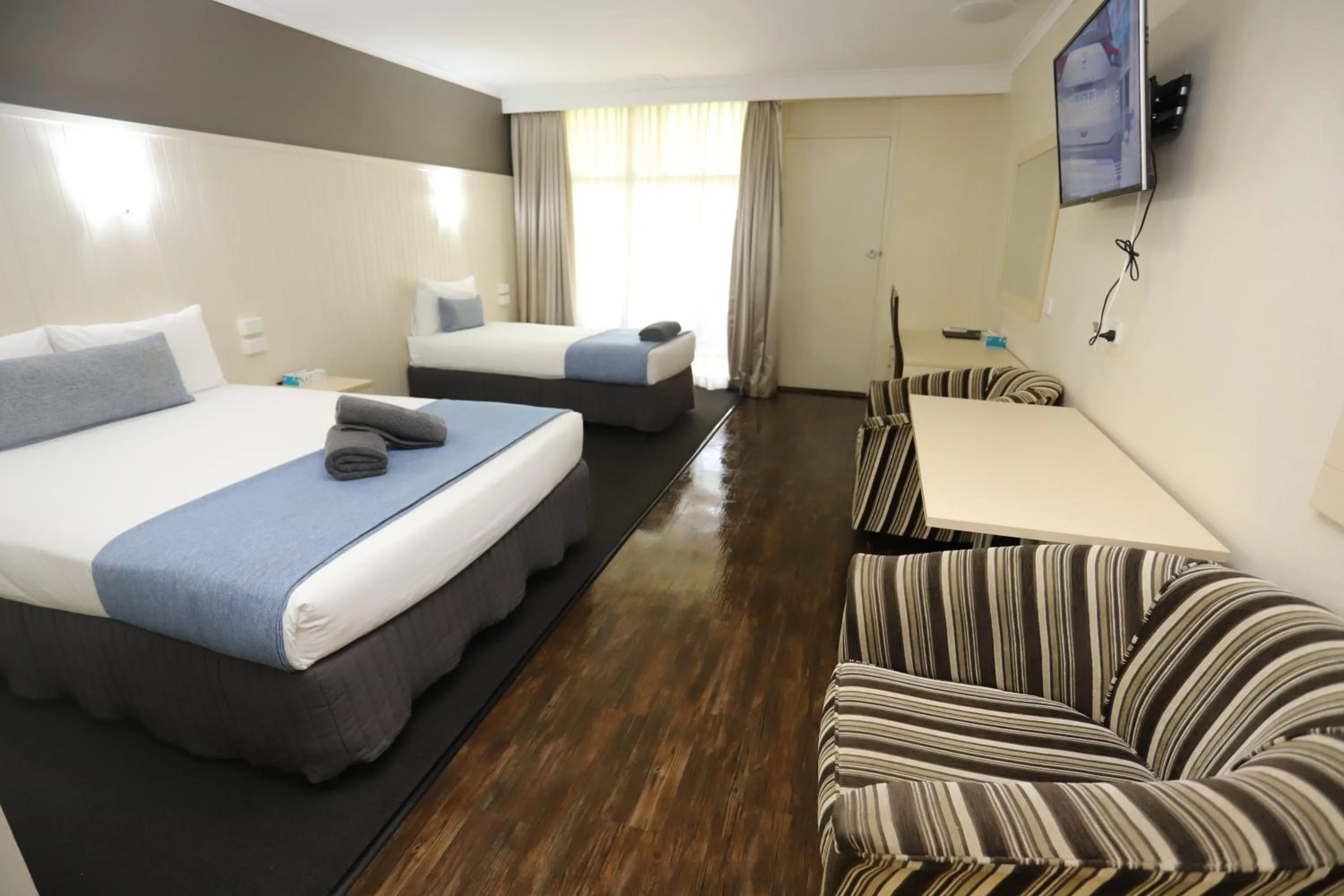 Living room, Bed in Sleepy Hill Motor Inn