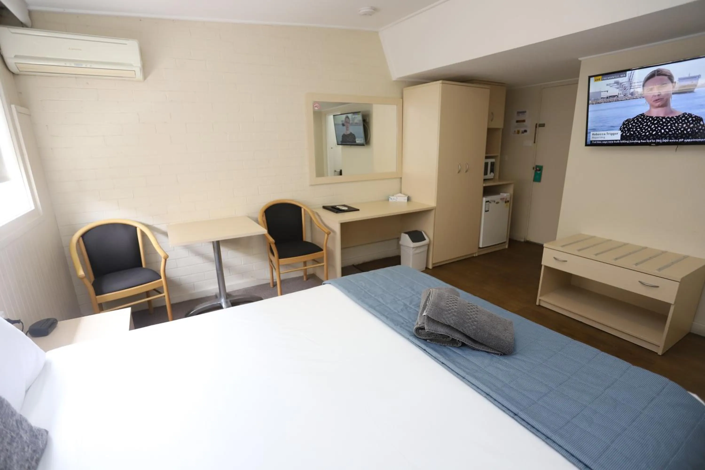 Photo of the whole room, Bed in Sleepy Hill Motor Inn