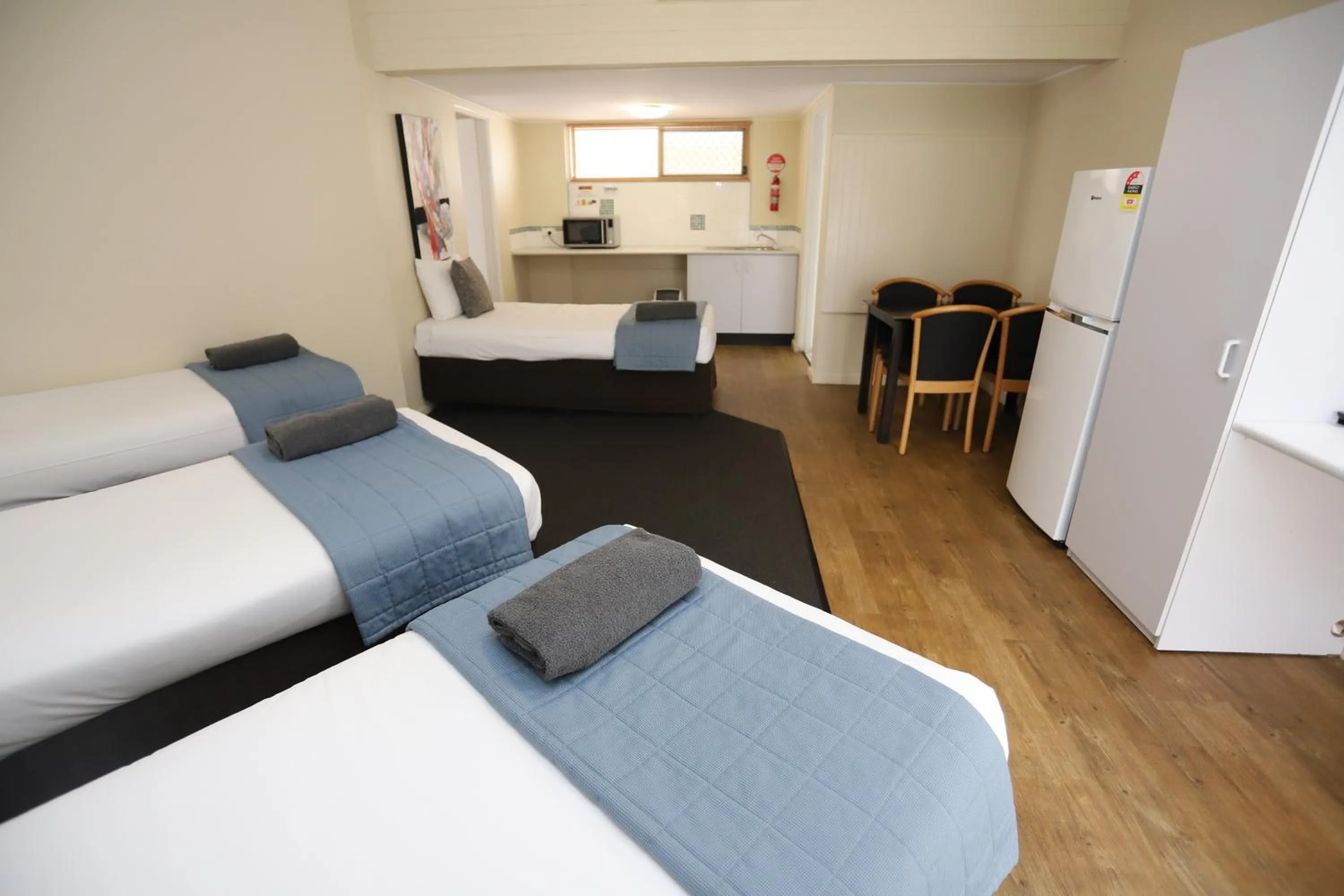 Kitchen or kitchenette, Bed in Sleepy Hill Motor Inn