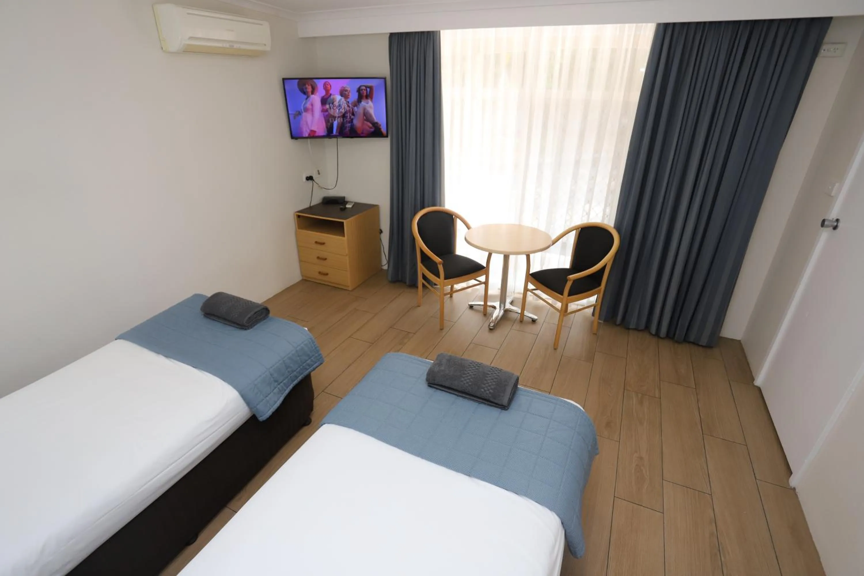 Bedroom, Bed in Sleepy Hill Motor Inn