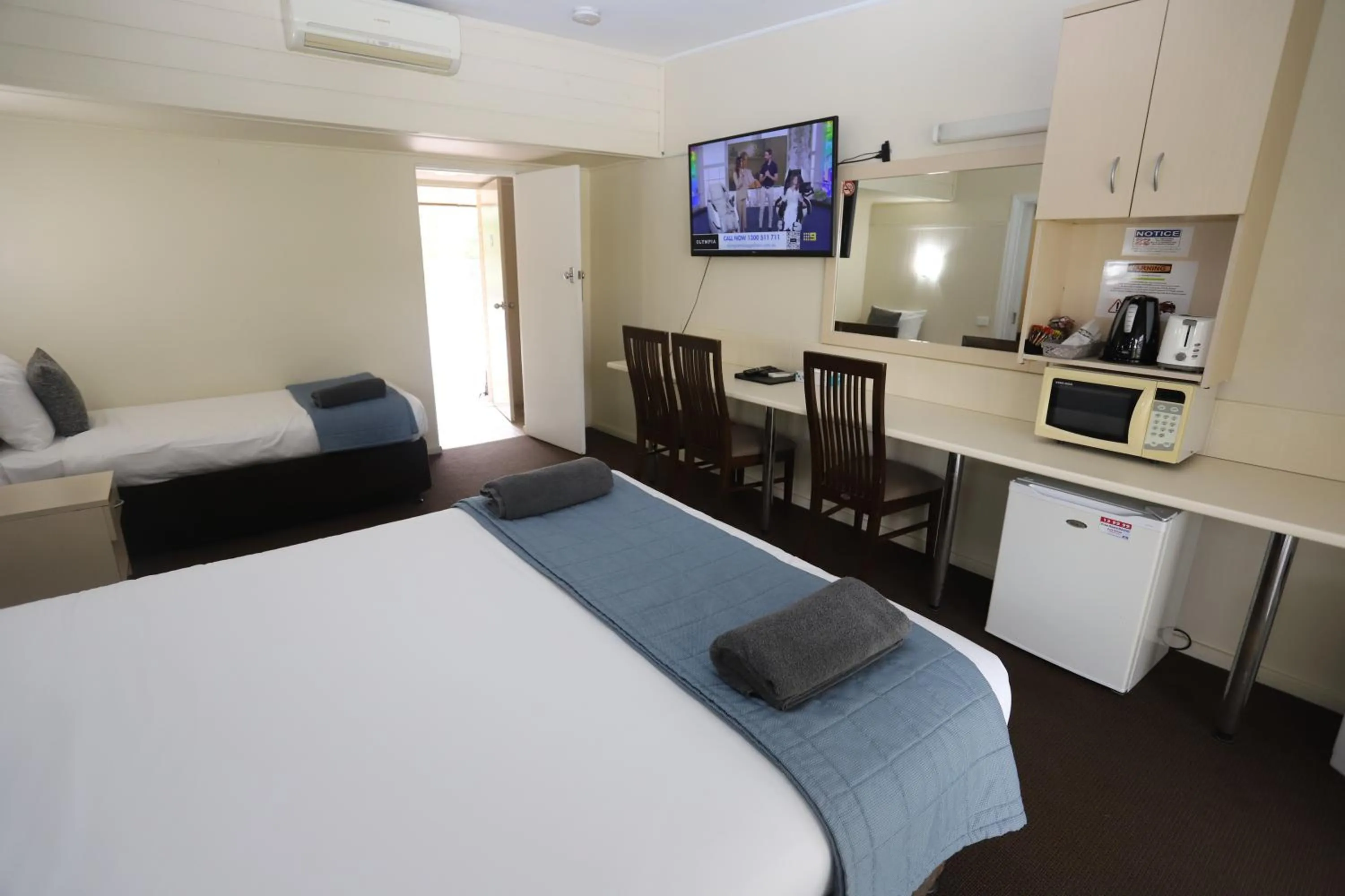 Bedroom, Bed in Sleepy Hill Motor Inn