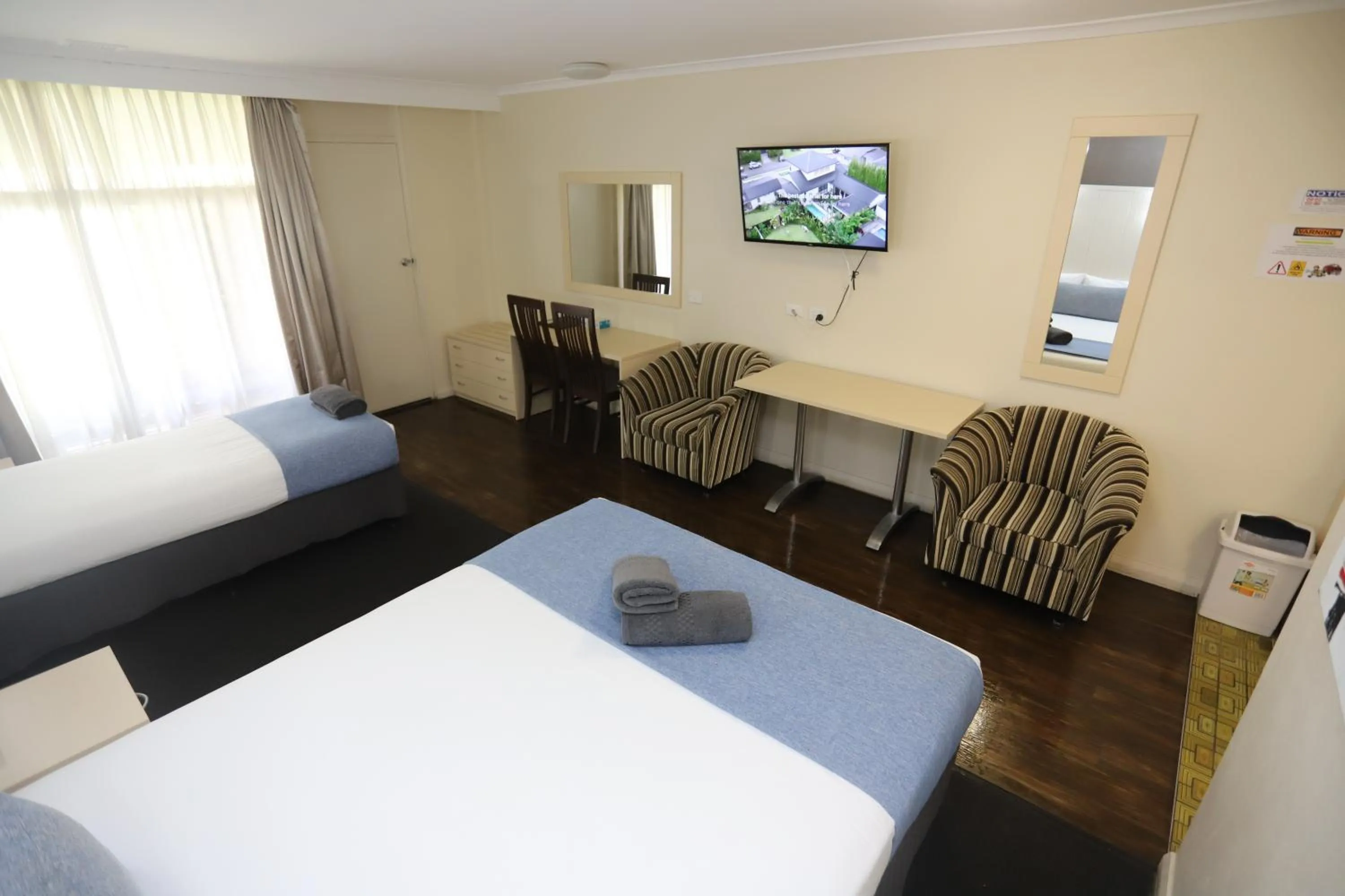 Bedroom, Bed in Sleepy Hill Motor Inn