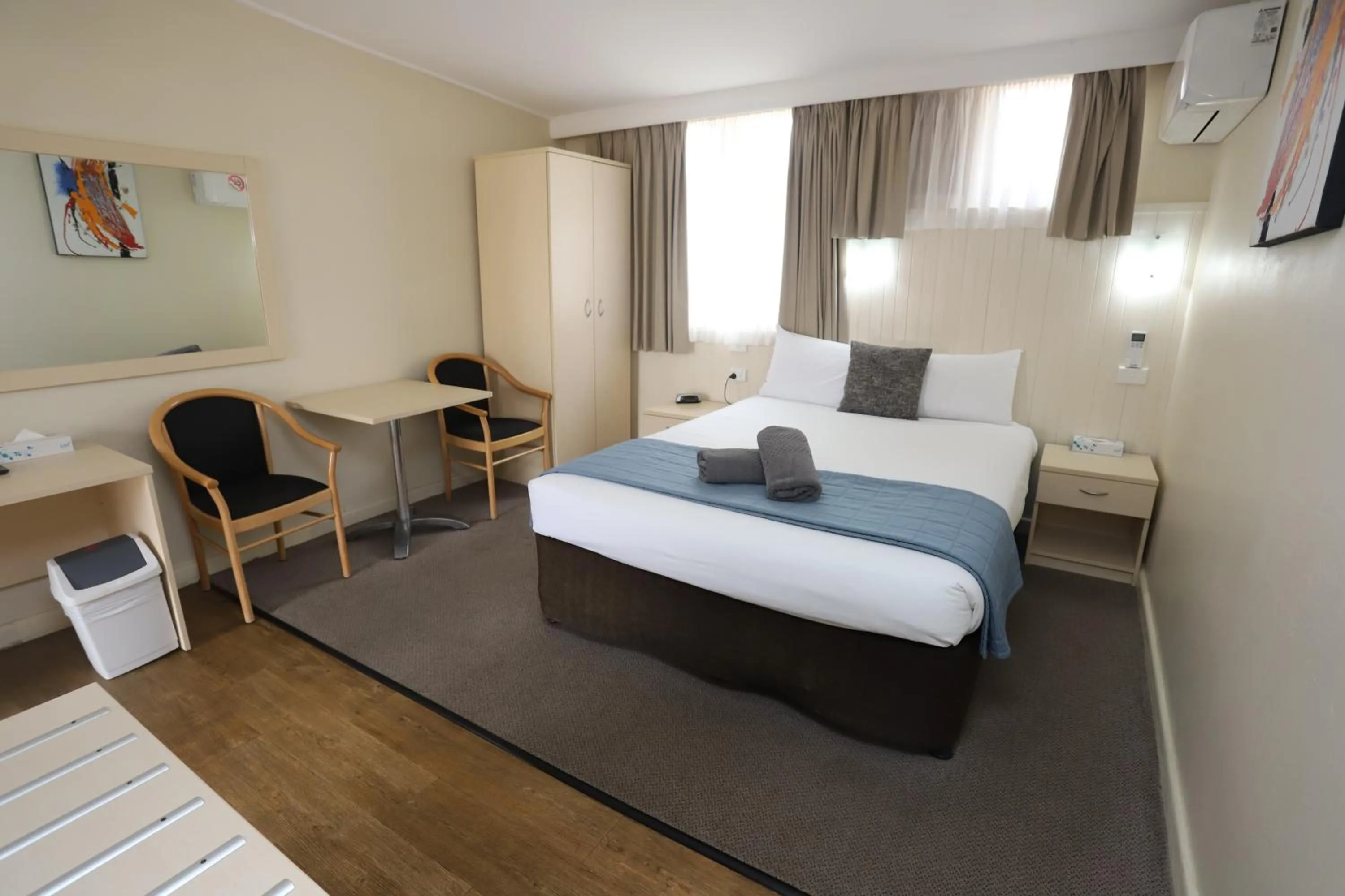 Photo of the whole room, Bed in Sleepy Hill Motor Inn