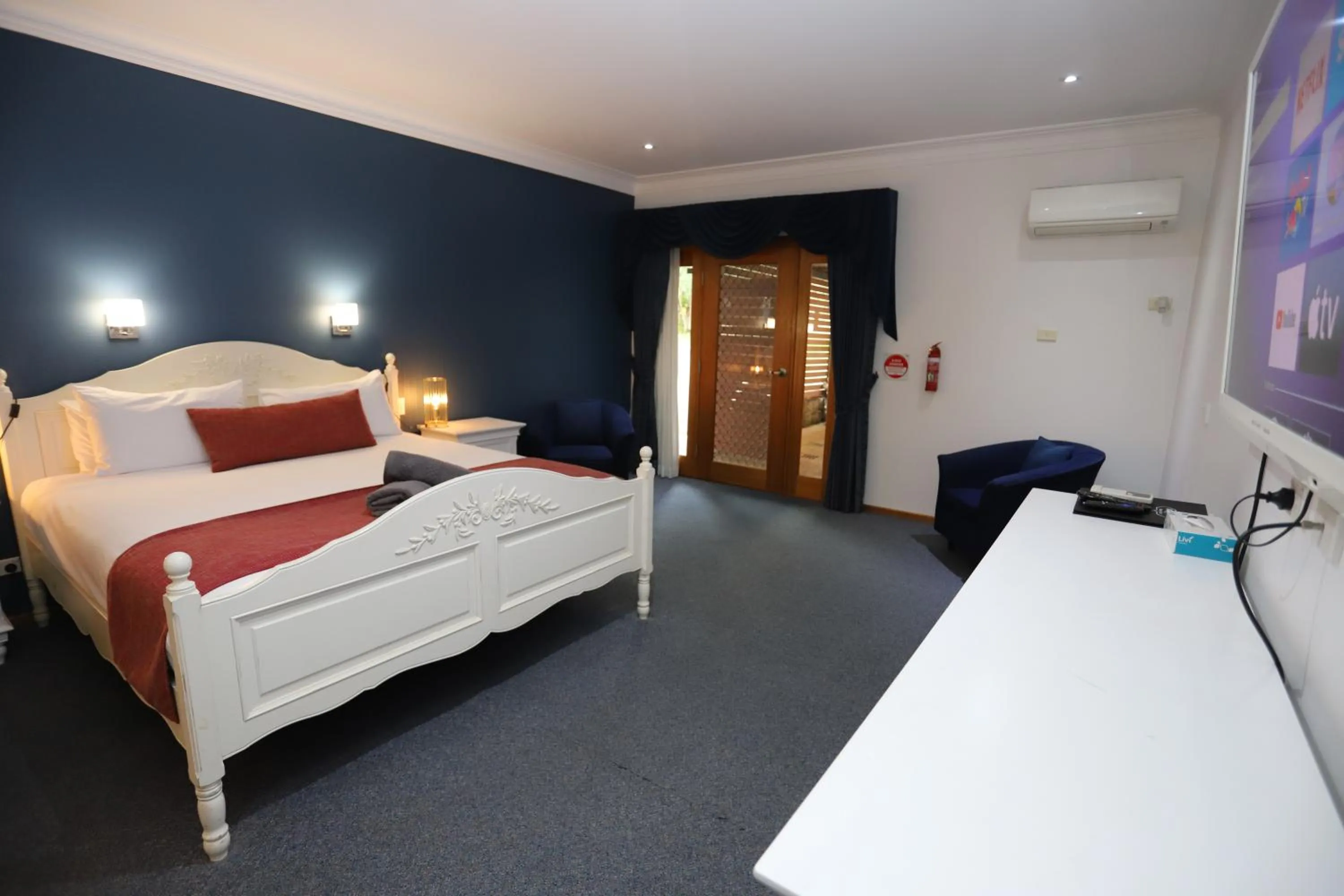 Photo of the whole room, Bed in Sleepy Hill Motor Inn