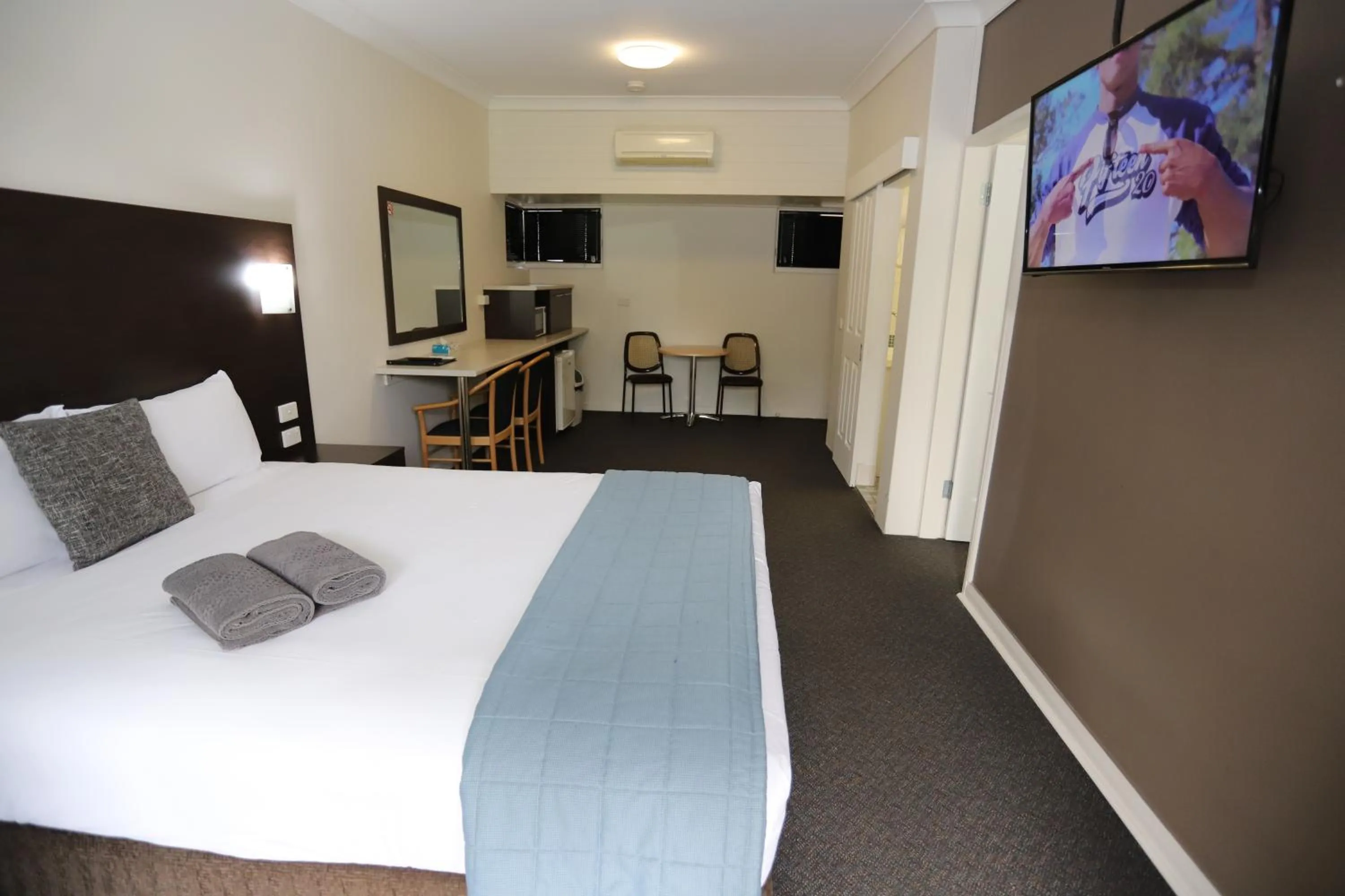 Bedroom, Bed in Sleepy Hill Motor Inn