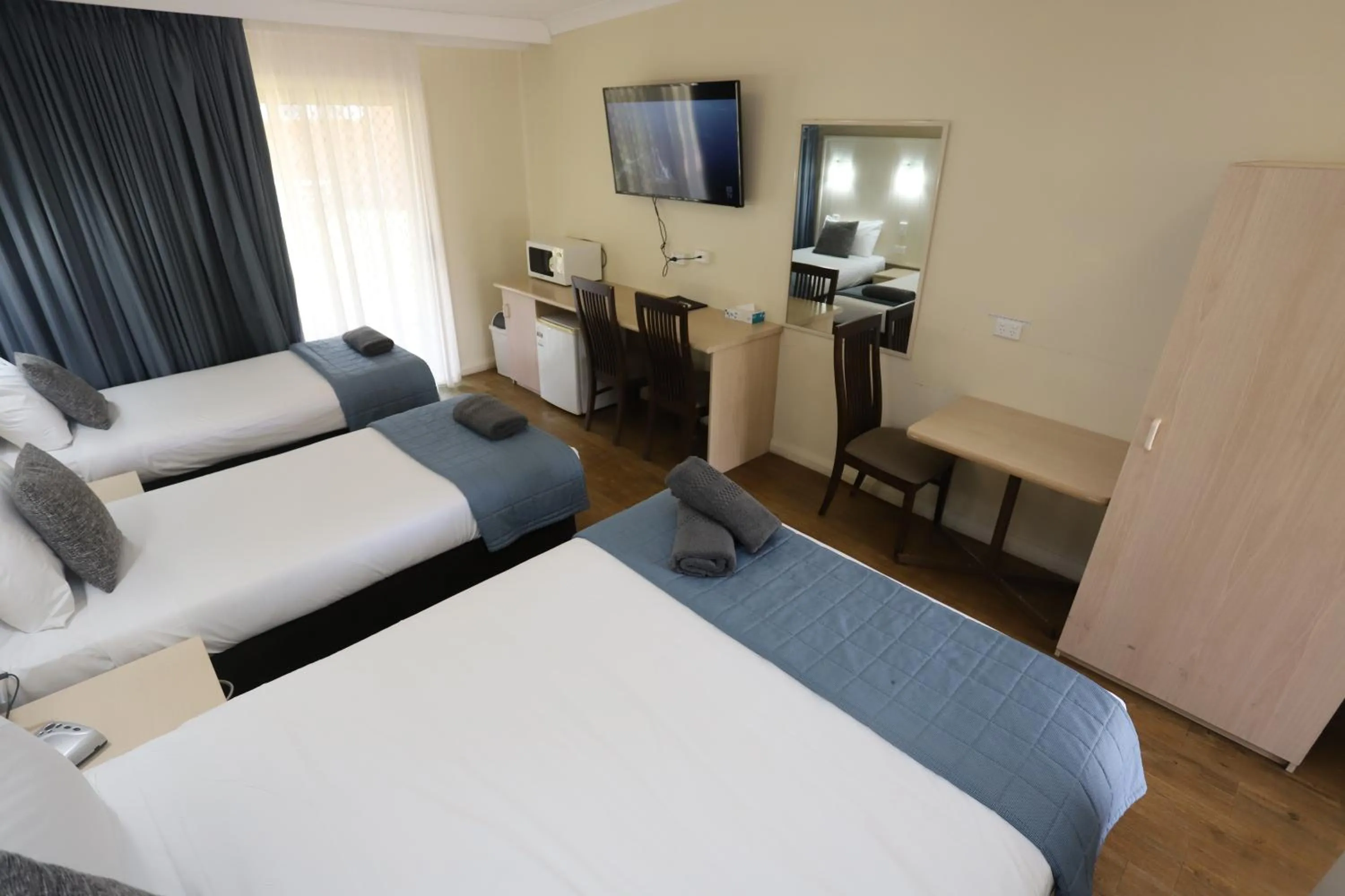 Photo of the whole room, Bed in Sleepy Hill Motor Inn