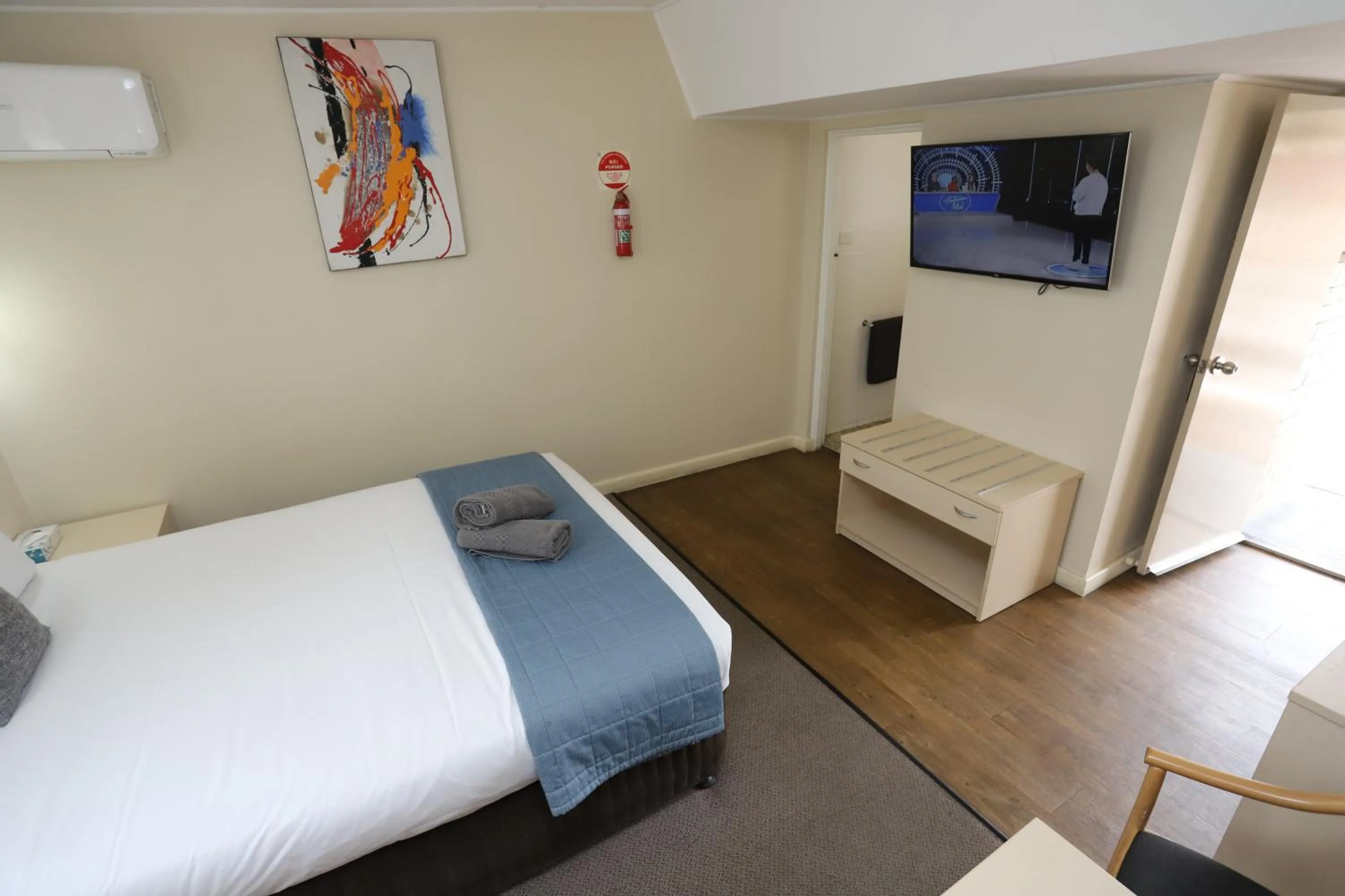 TV and multimedia, Bed in Sleepy Hill Motor Inn