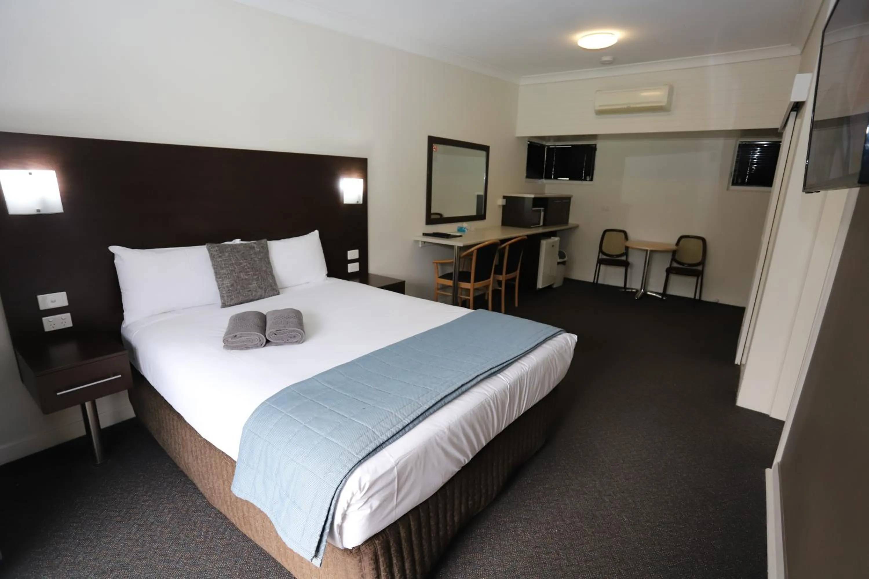 Bedroom, Bed in Sleepy Hill Motor Inn