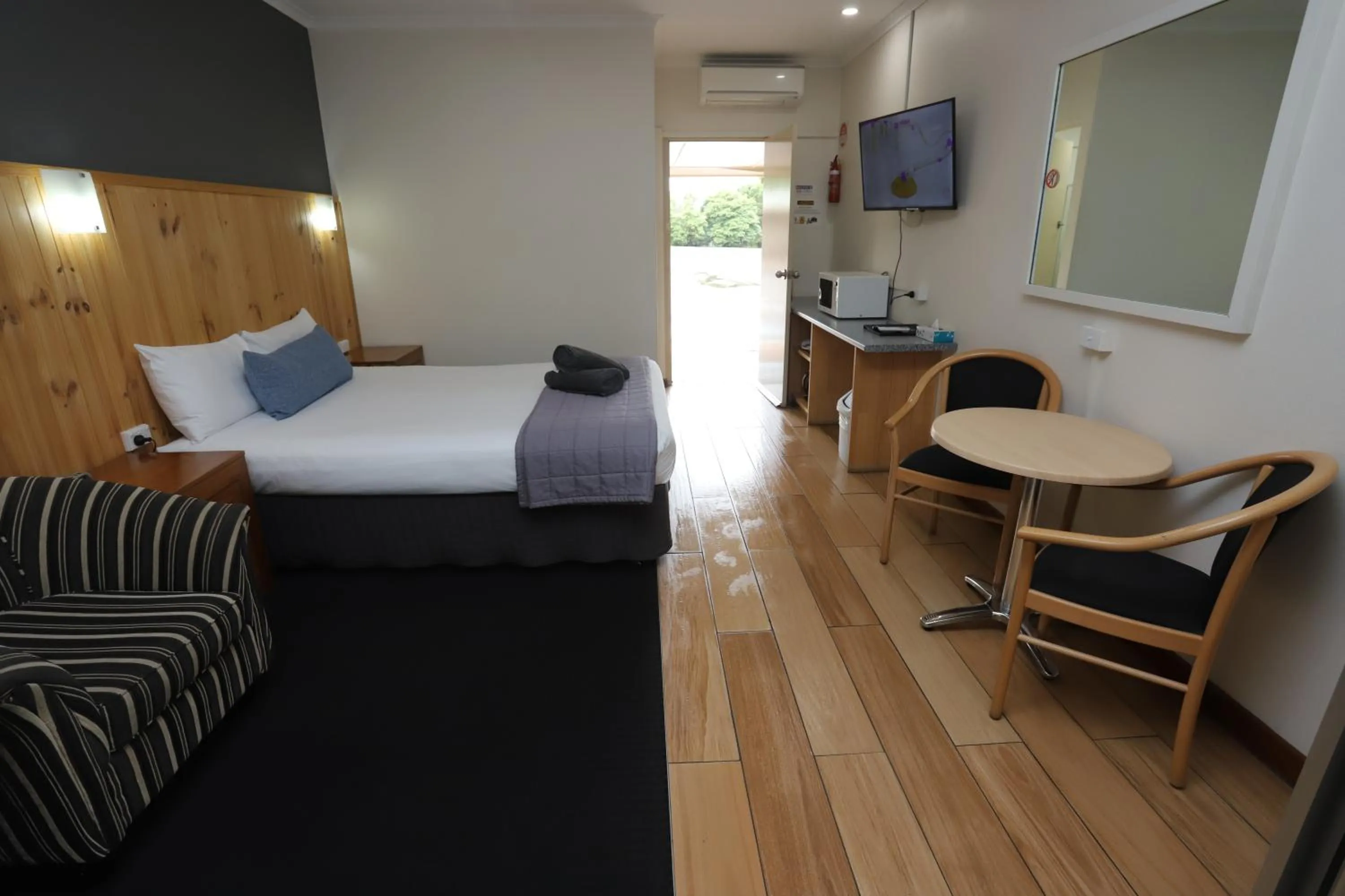 Photo of the whole room, Bed in Sleepy Hill Motor Inn