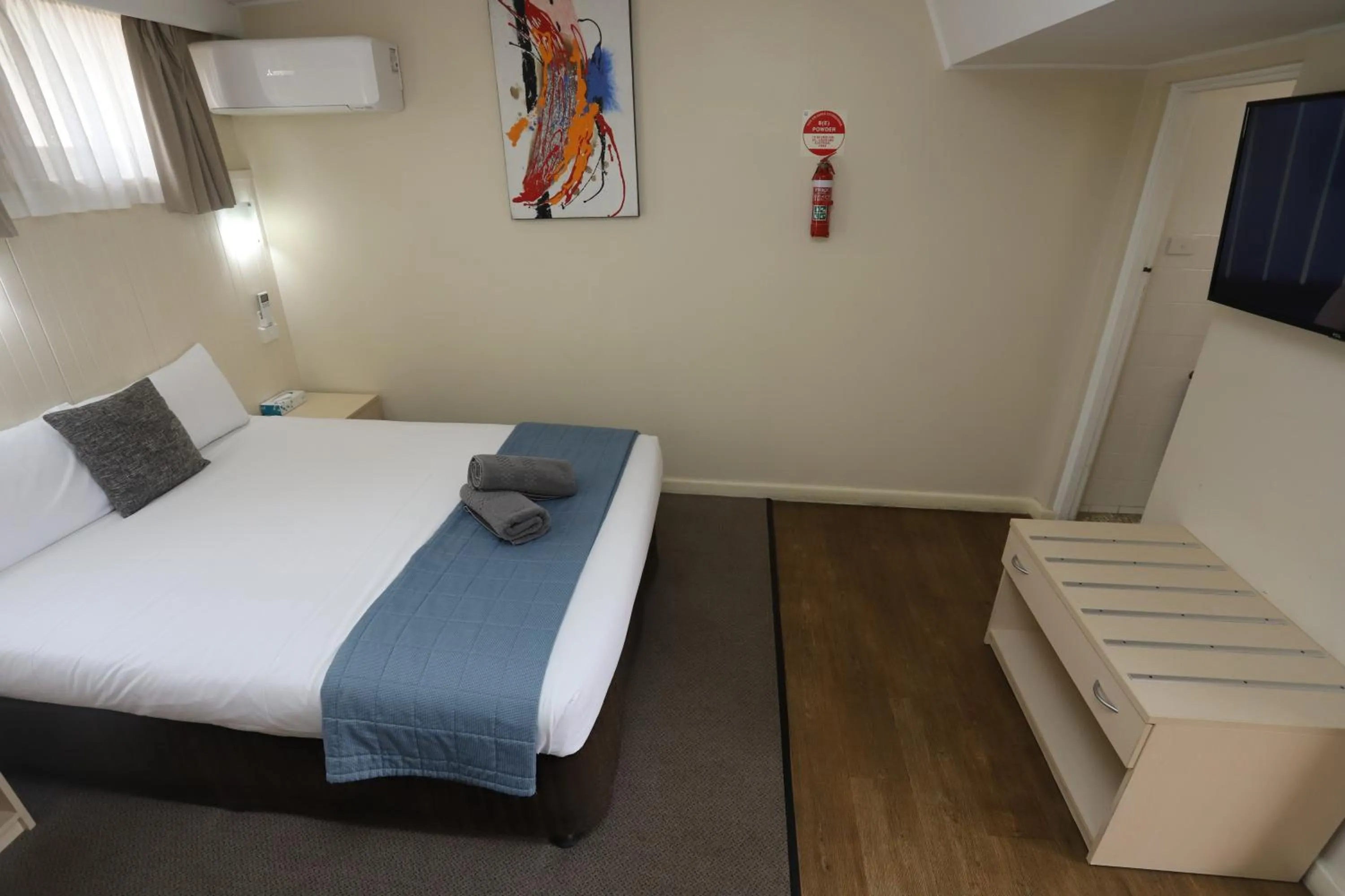 Photo of the whole room, Bed in Sleepy Hill Motor Inn