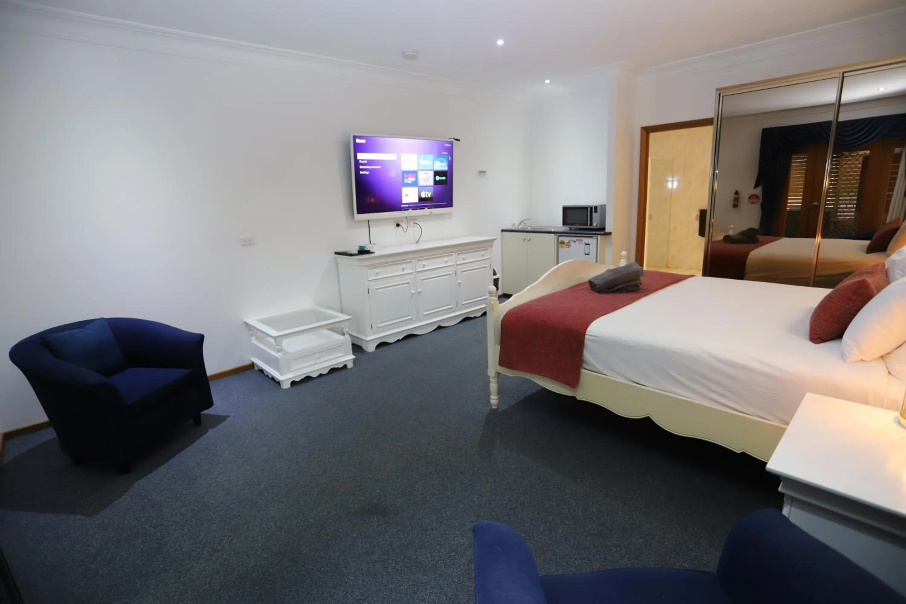 Photo of the whole room, Bed in Sleepy Hill Motor Inn