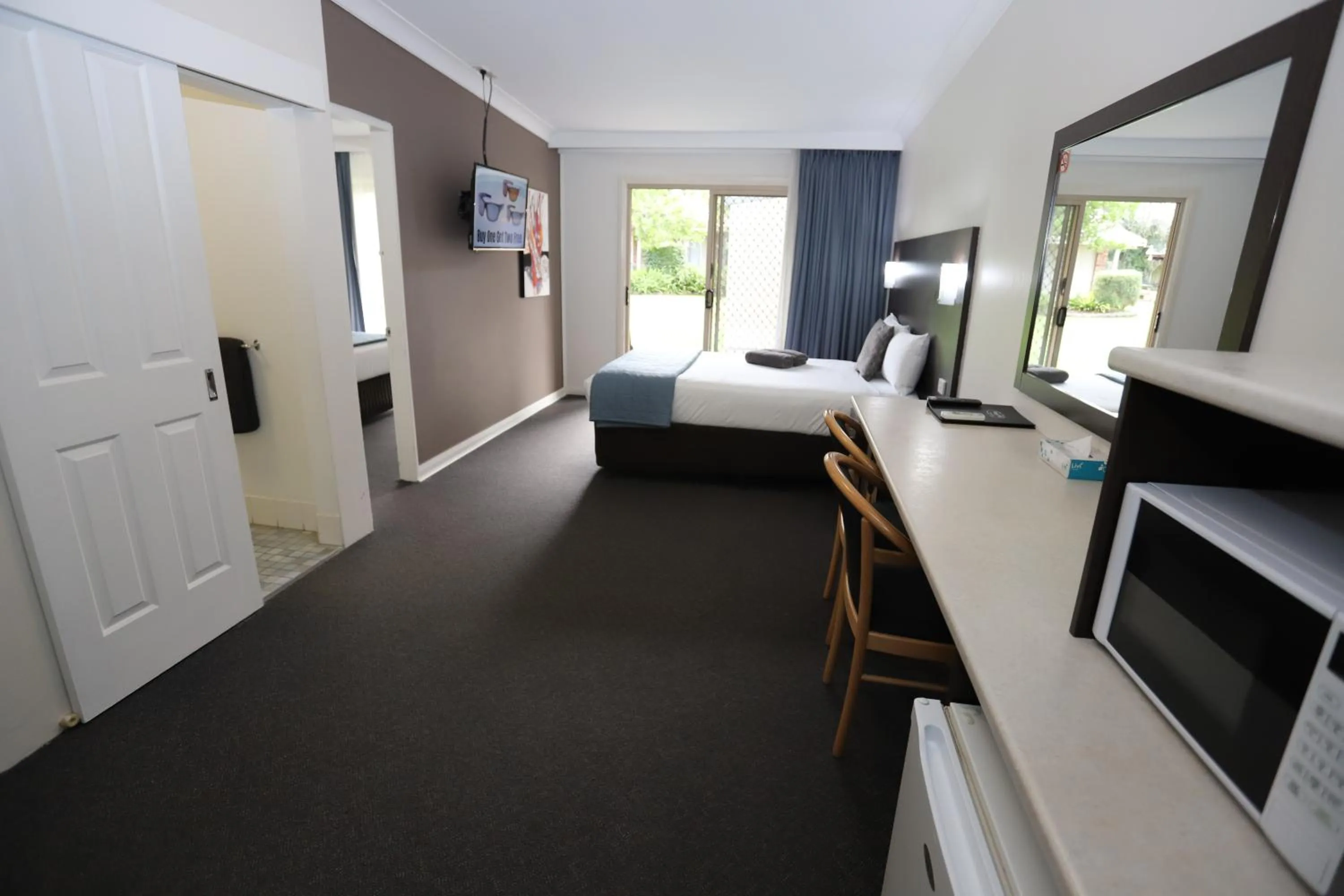 Bed in Sleepy Hill Motor Inn