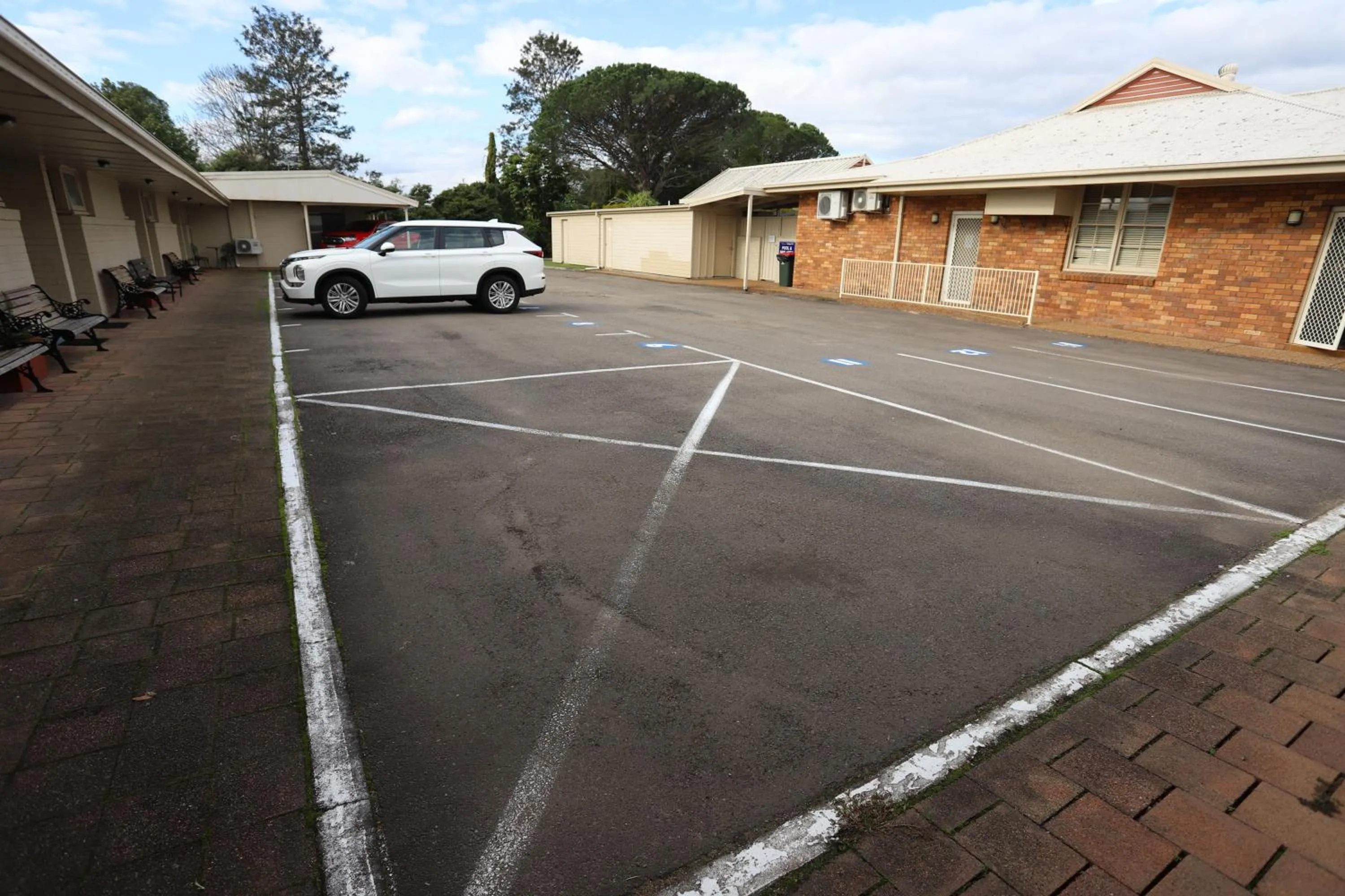Parking in Sleepy Hill Motor Inn