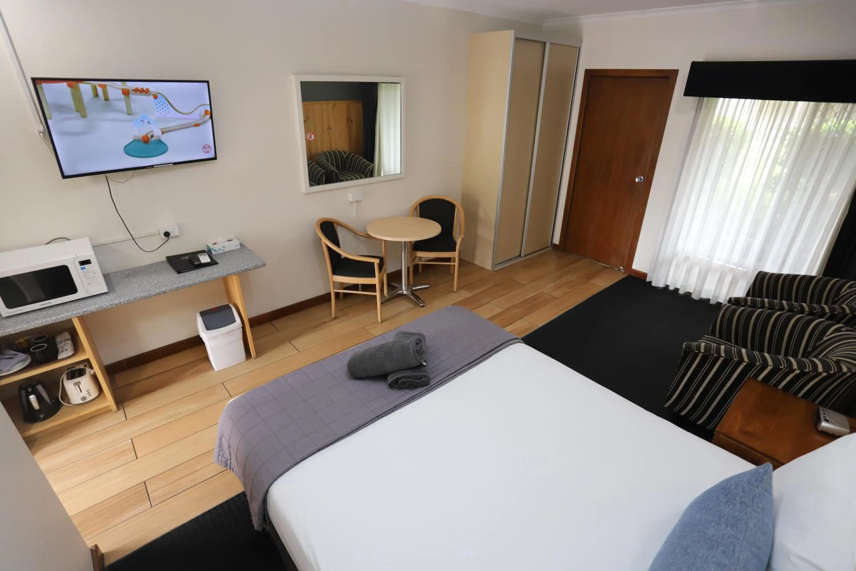 Photo of the whole room, Bed in Sleepy Hill Motor Inn