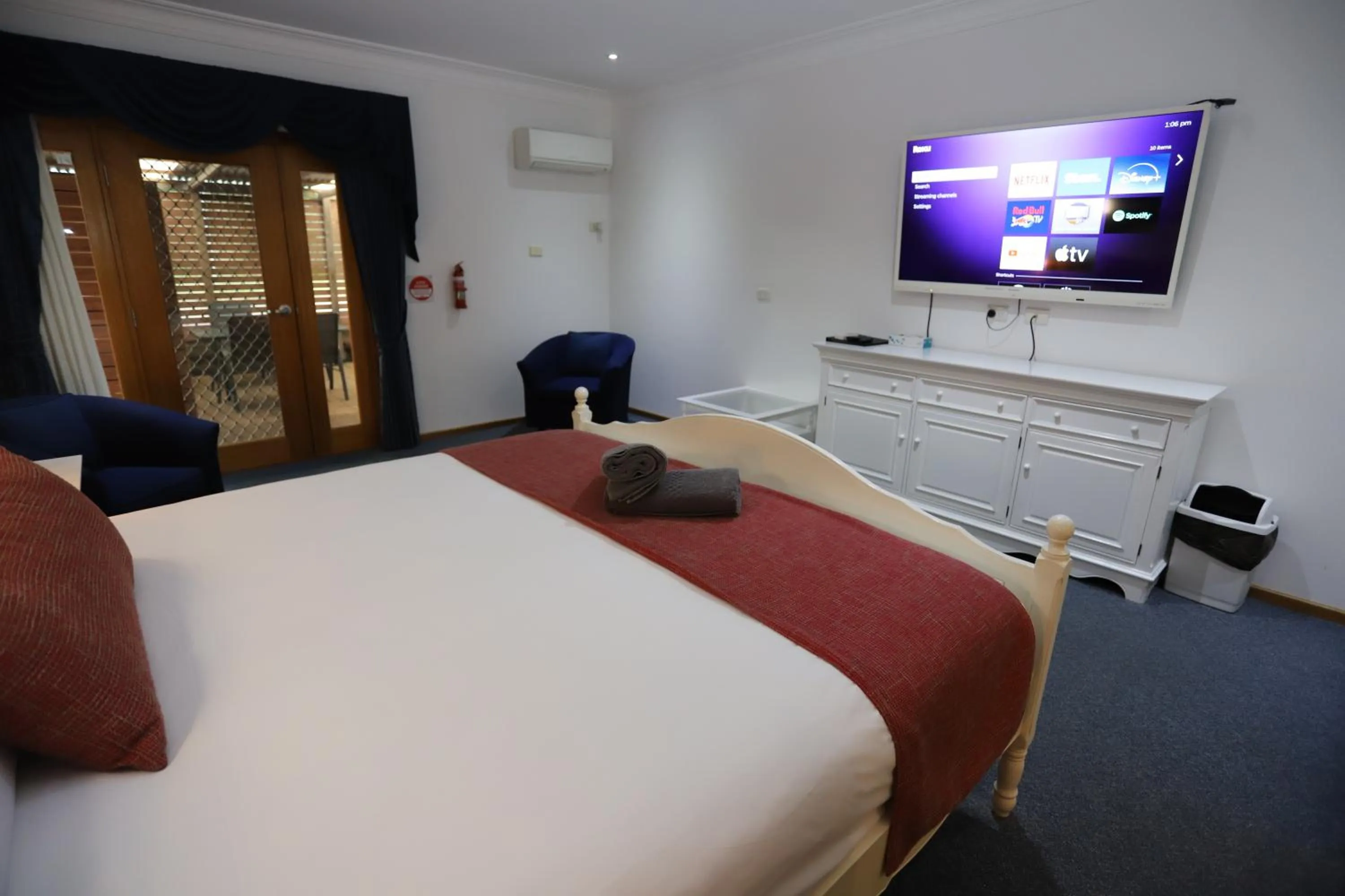 TV and multimedia, Bed in Sleepy Hill Motor Inn