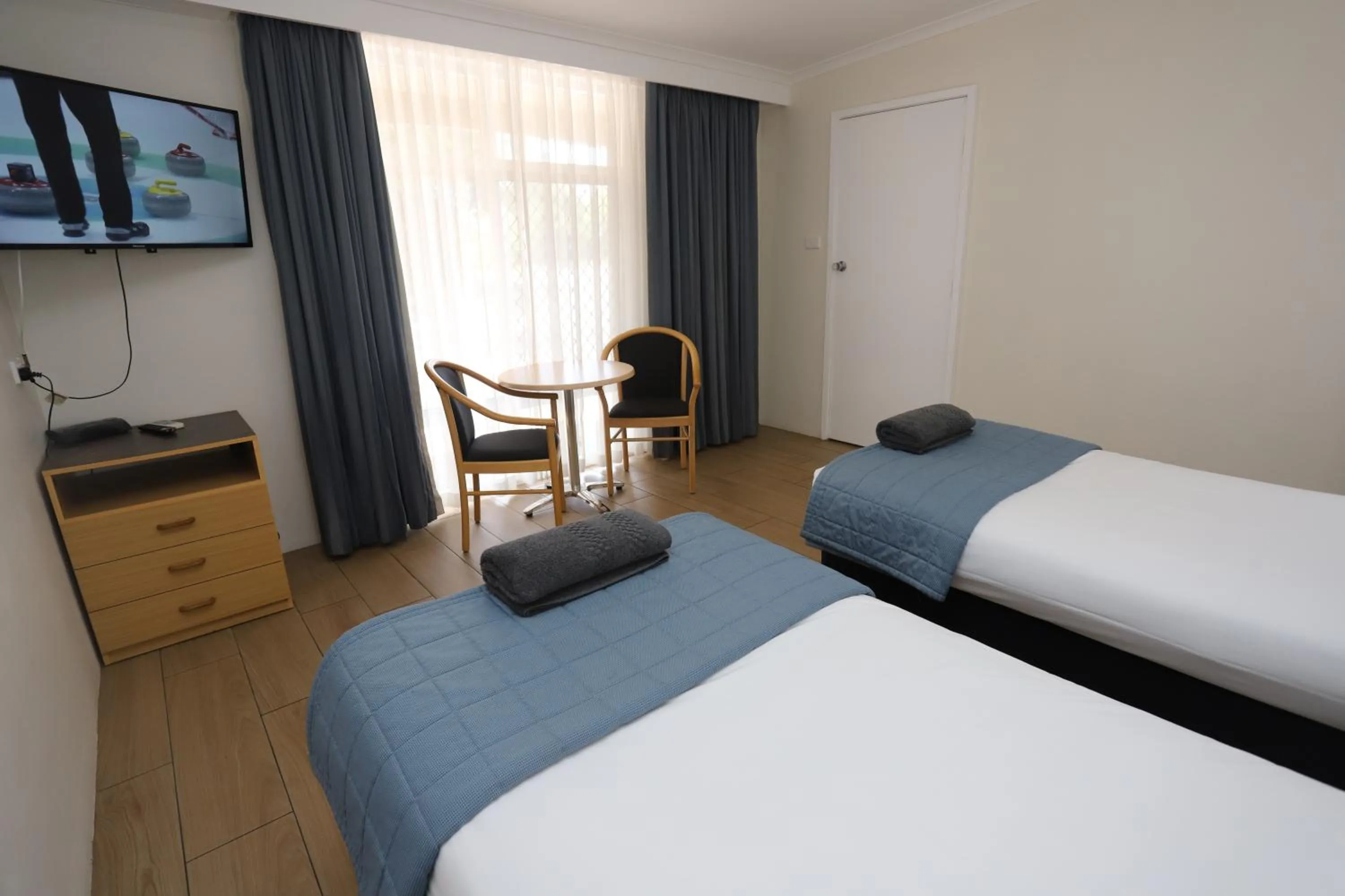 Bedroom, Bed in Sleepy Hill Motor Inn