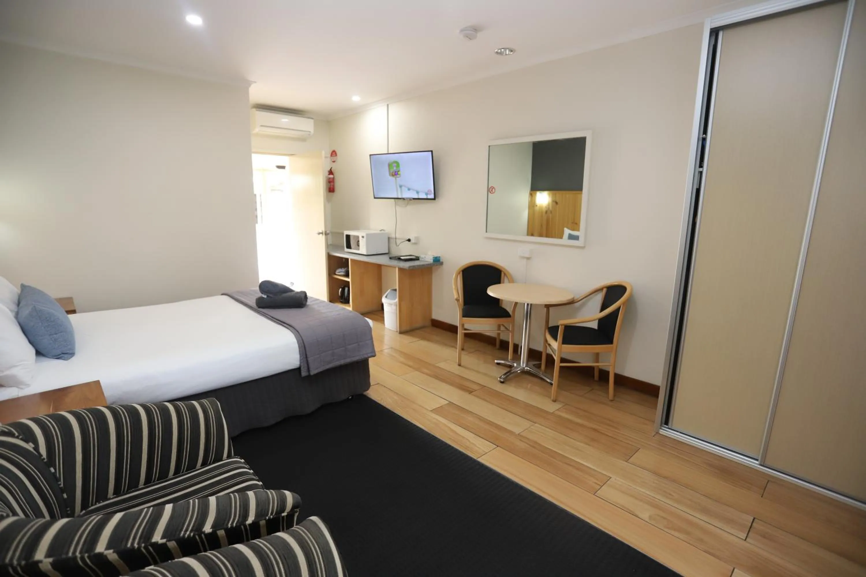 Photo of the whole room, Bed in Sleepy Hill Motor Inn