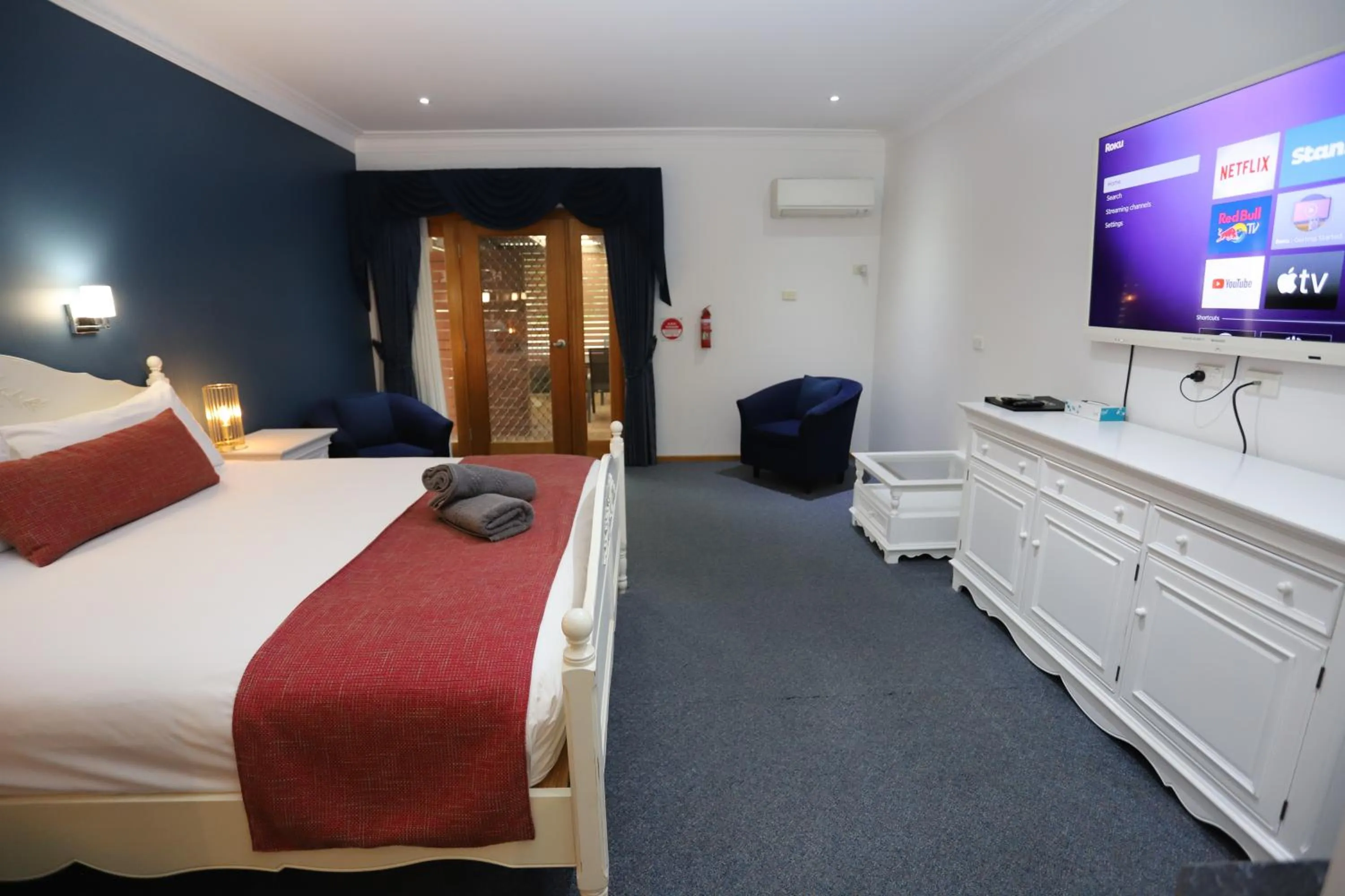 Bed in Sleepy Hill Motor Inn