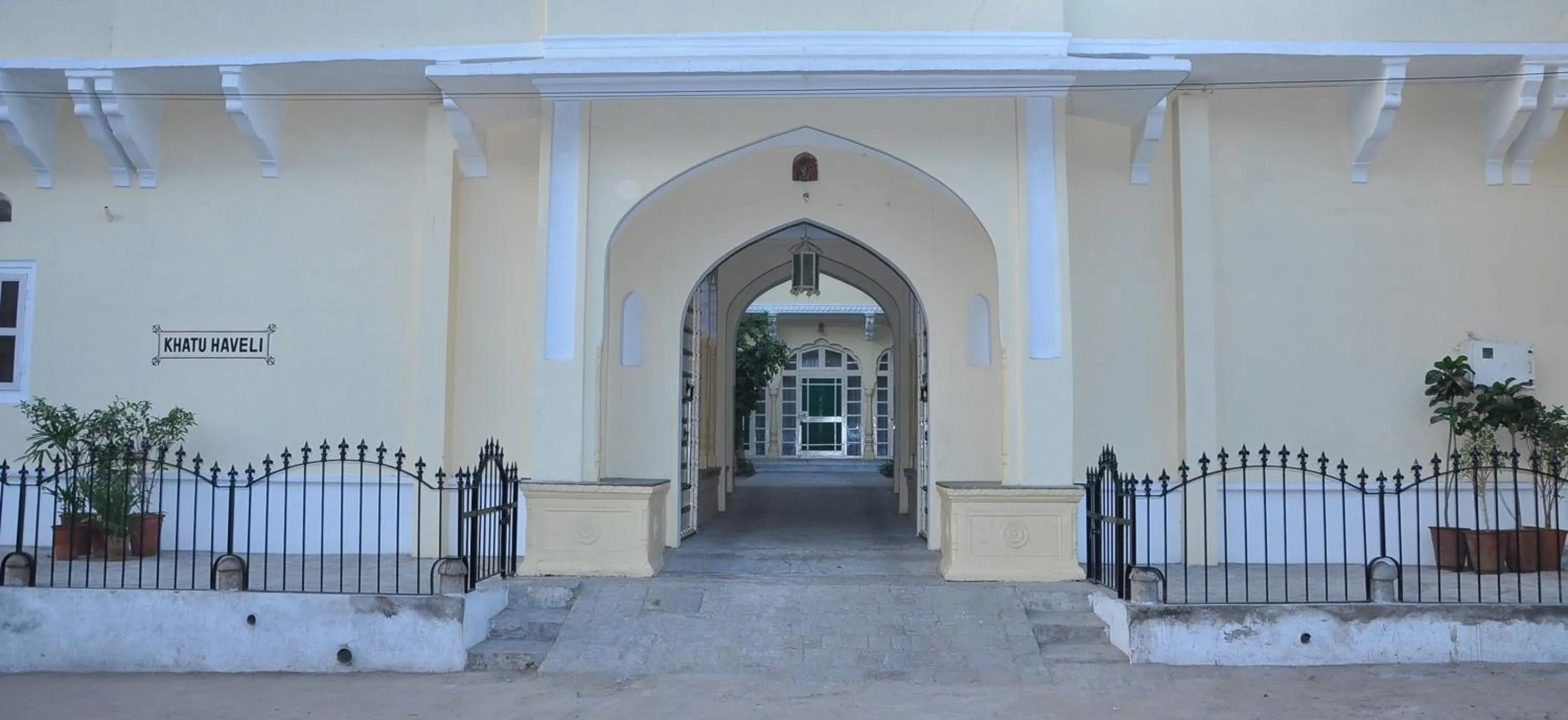 Facade/entrance in Khatu Haveli