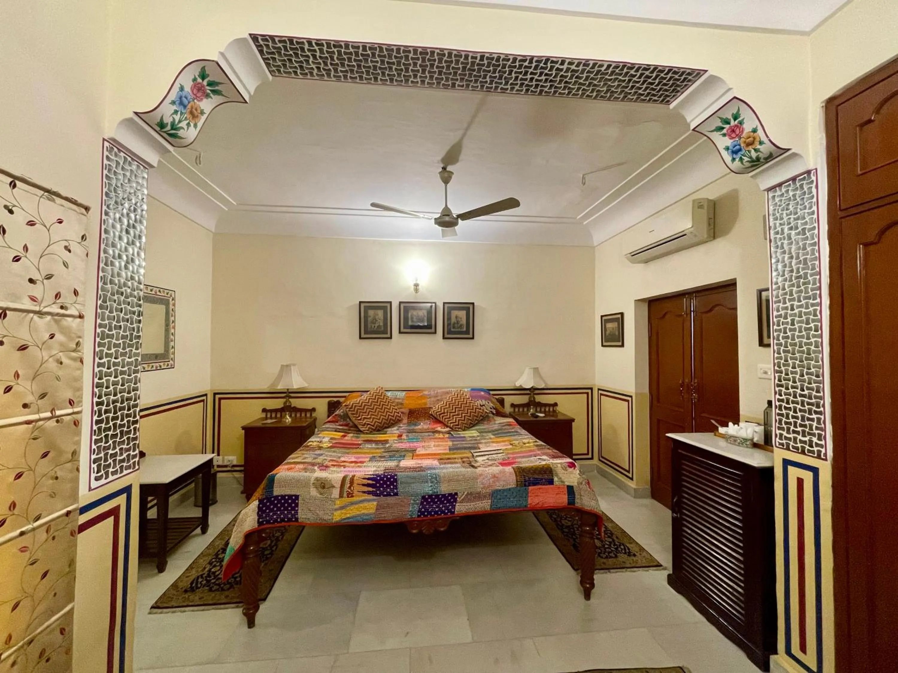 Bedroom, Bed in Khatu Haveli