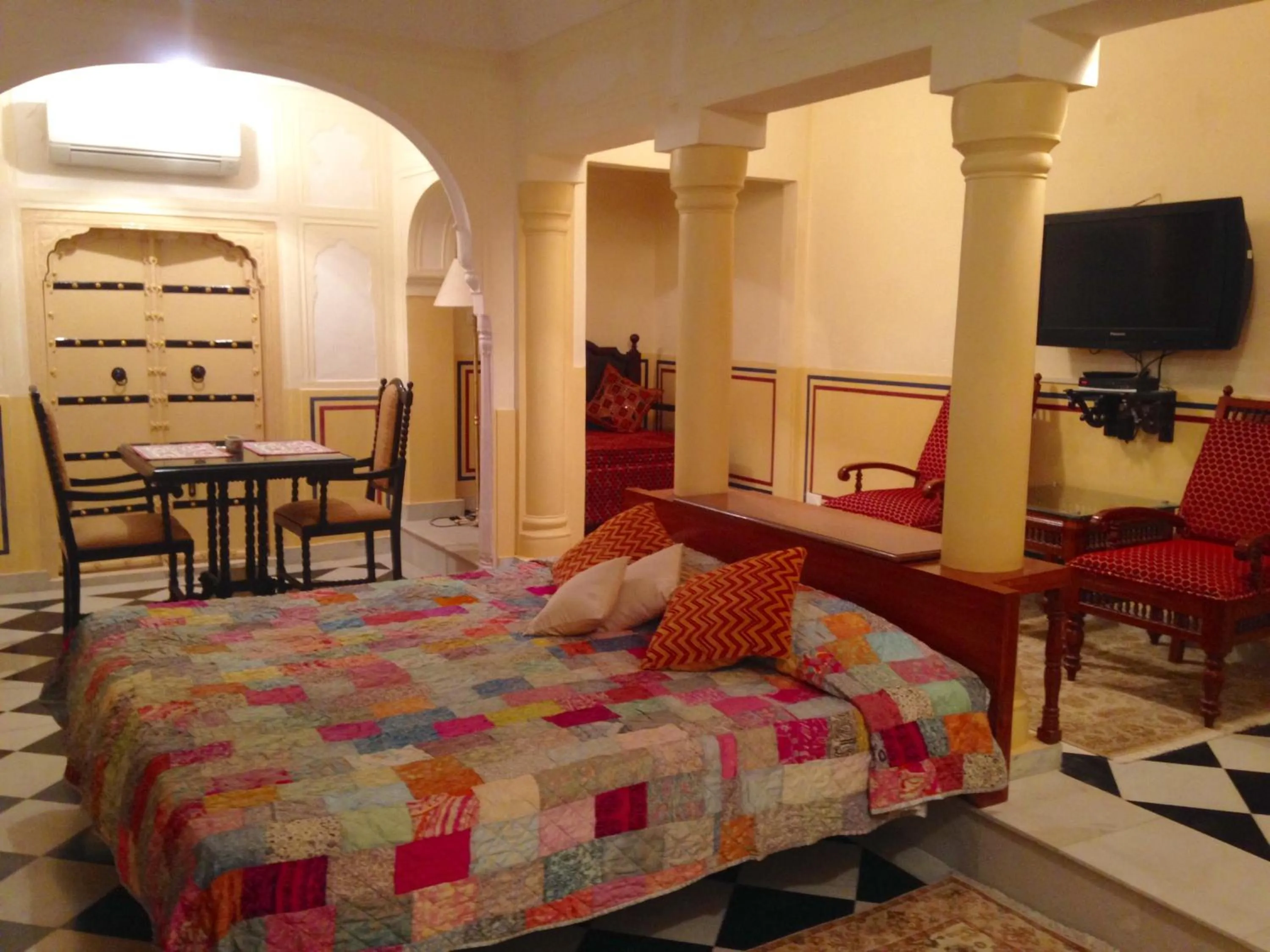 Bedroom, Bed in Khatu Haveli