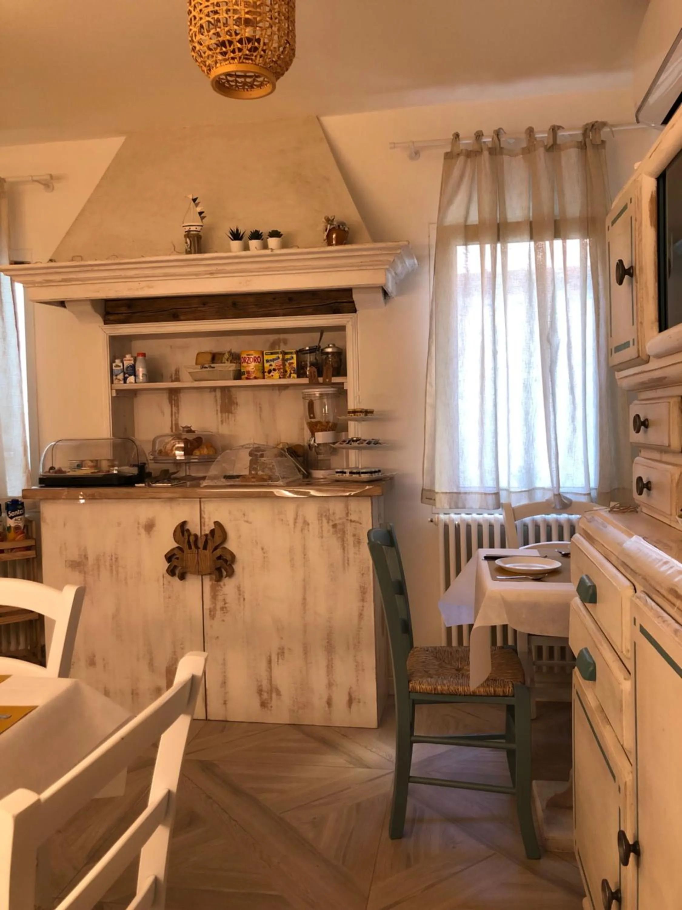 Communal lounge/ TV room in Laguna Suite B&B