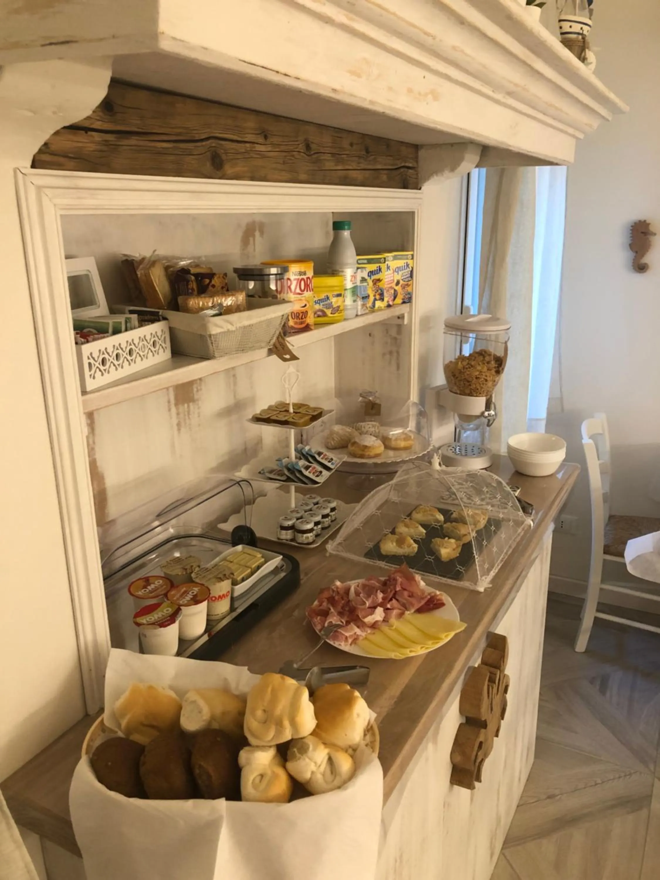 Breakfast in Laguna Suite B&B