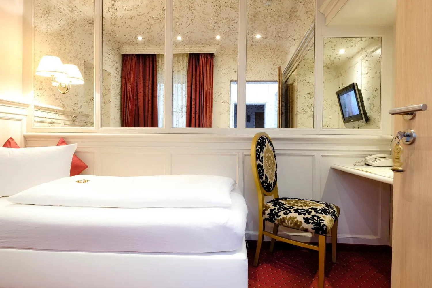 Photo of the whole room, Bed in Hotel Post