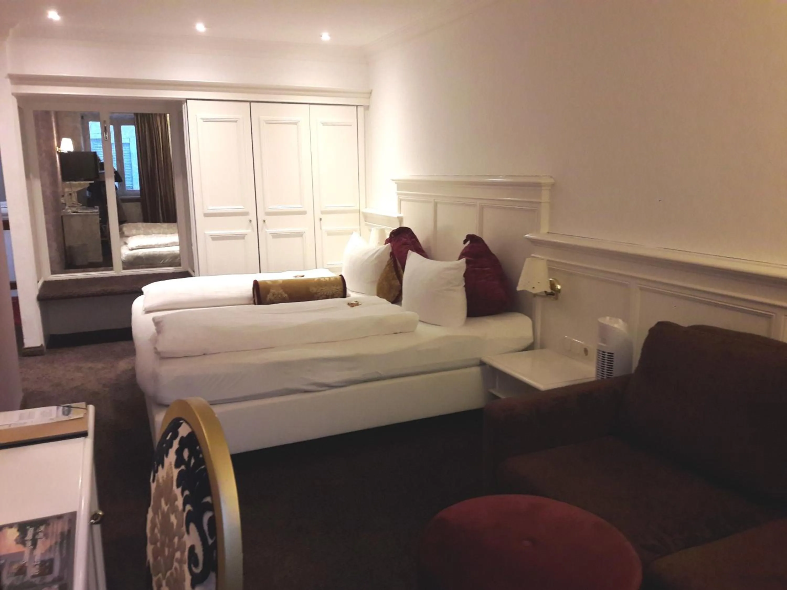 Photo of the whole room, Bed in Hotel Post